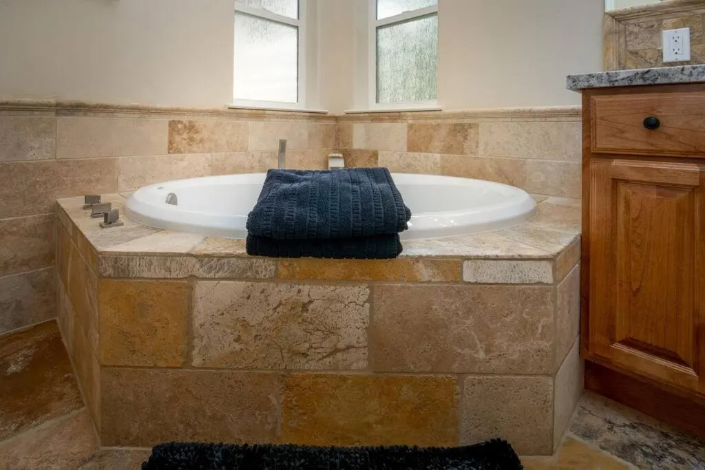 New Luxury 5BR Cabin in Pine Mountain Lake! 1 Minute to Beach! Massage Chair! Close to Yosemite! Perfect for Retreats and Escapes All Seasons!