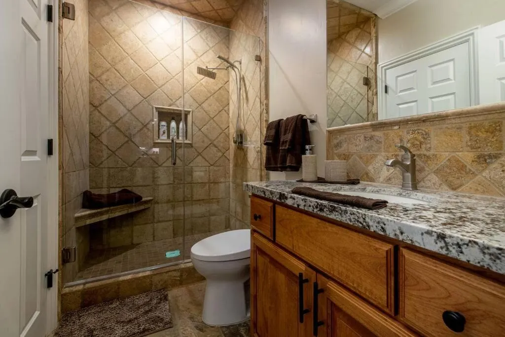 New Luxury 5BR Cabin in Pine Mountain Lake! 1 Minute to Beach! Massage Chair! Close to Yosemite! Perfect for Retreats and Escapes All Seasons!