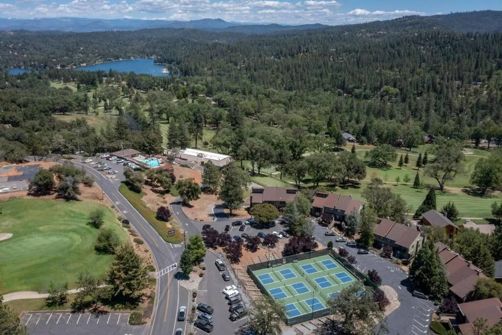 New Luxury 5BR Cabin in Pine Mountain Lake! 1 Minute to Beach! Massage Chair! Close to Yosemite! Perfect for Retreats and Escapes All Seasons!