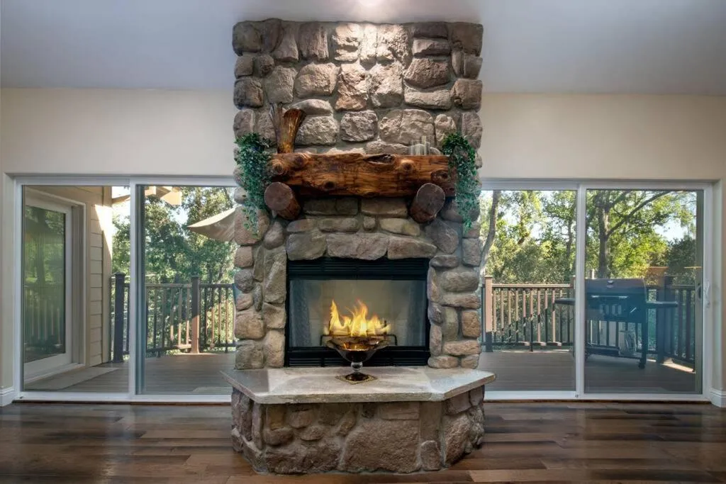 New Luxury 5BR Cabin in Pine Mountain Lake! 1 Minute to Beach! Massage Chair! Close to Yosemite! Perfect for Retreats and Escapes All Seasons!