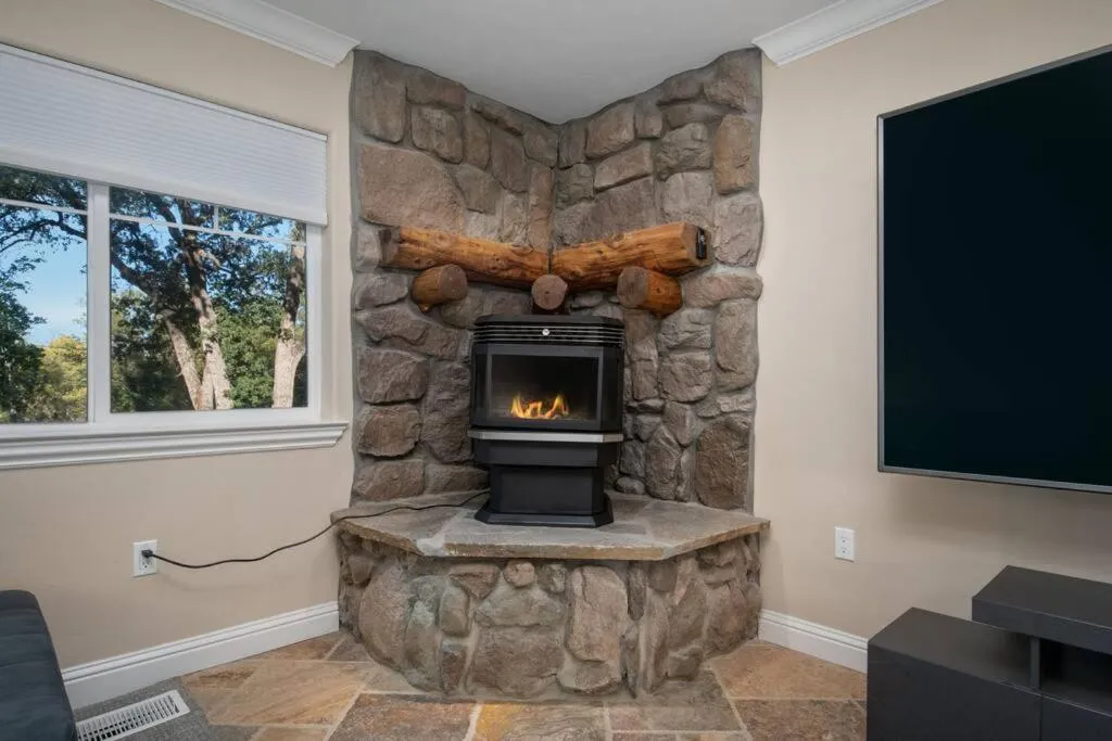 New Luxury 5BR Cabin in Pine Mountain Lake! 1 Minute to Beach! Massage Chair! Close to Yosemite! Perfect for Retreats and Escapes All Seasons!