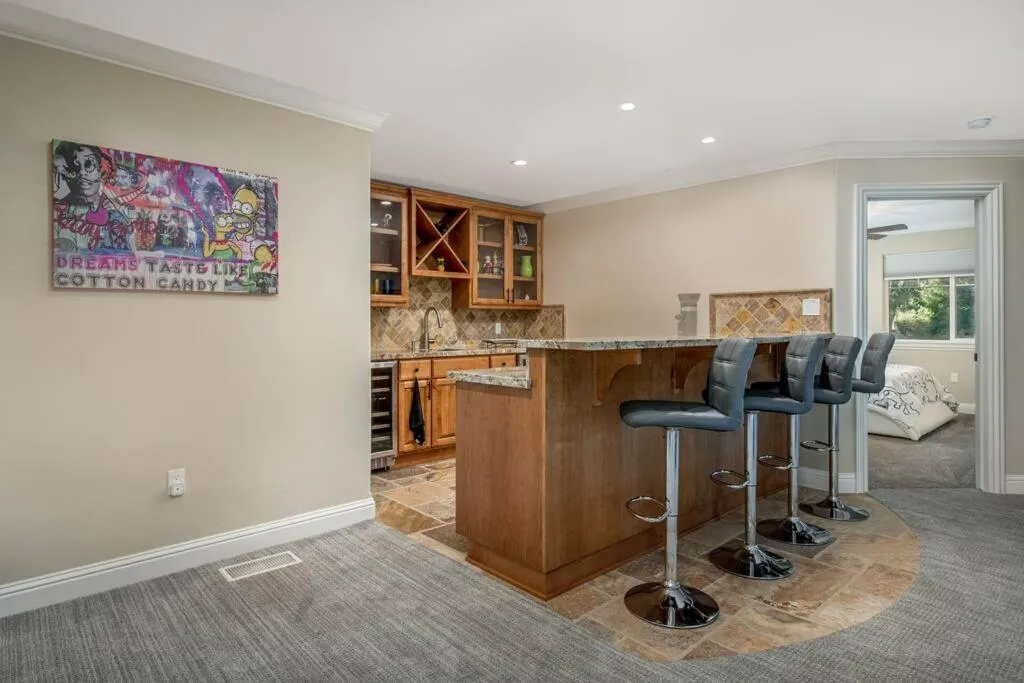 Lounge or bar in New Luxury 5BR Cabin in Pine Mountain Lake! 1 Minute to Beach! Massage Chair! Close to Yosemite! Perfect for Retreats and Escapes All Seasons!