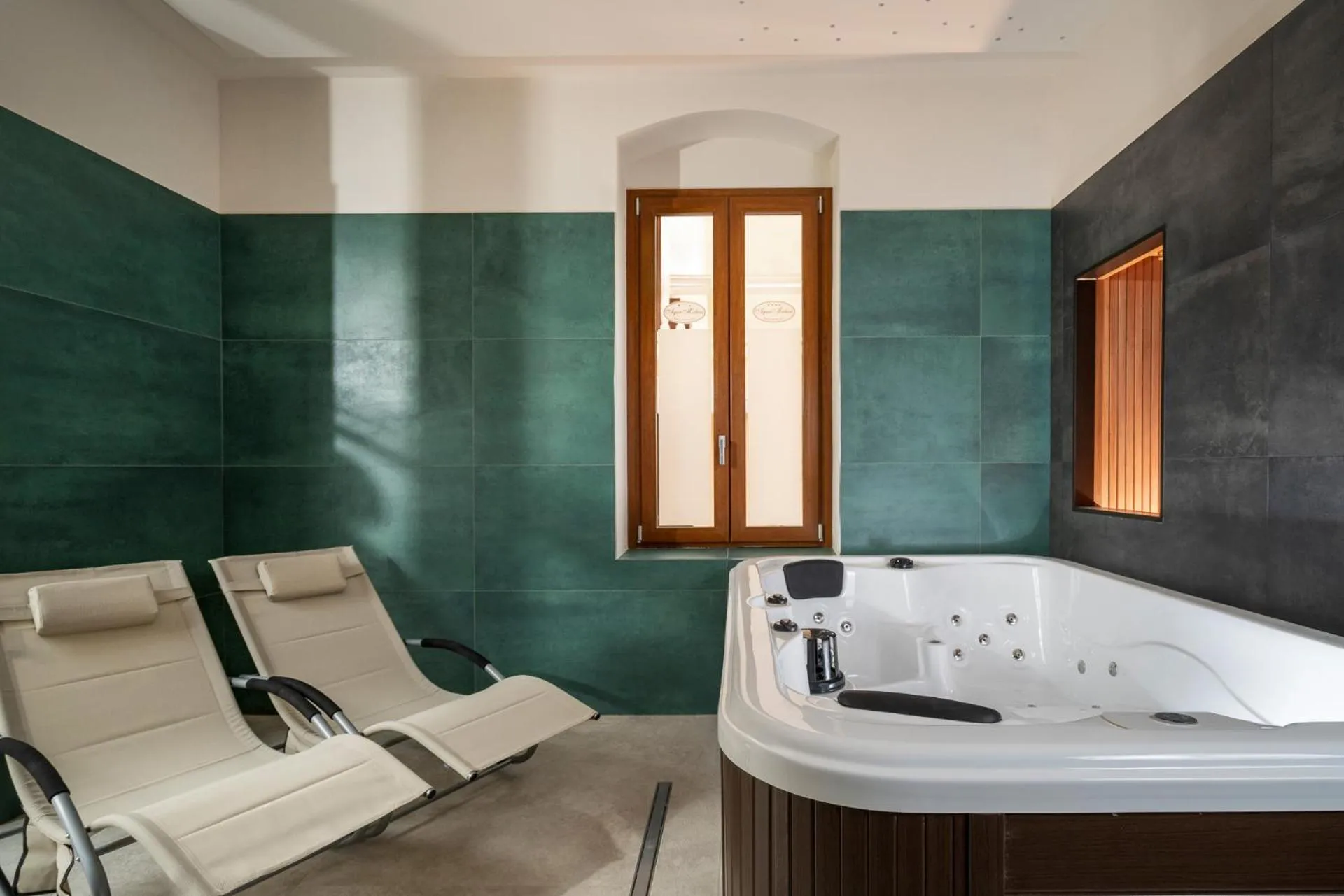 Hot Tub in Hotel Parma e Oriente Wellness & Spa