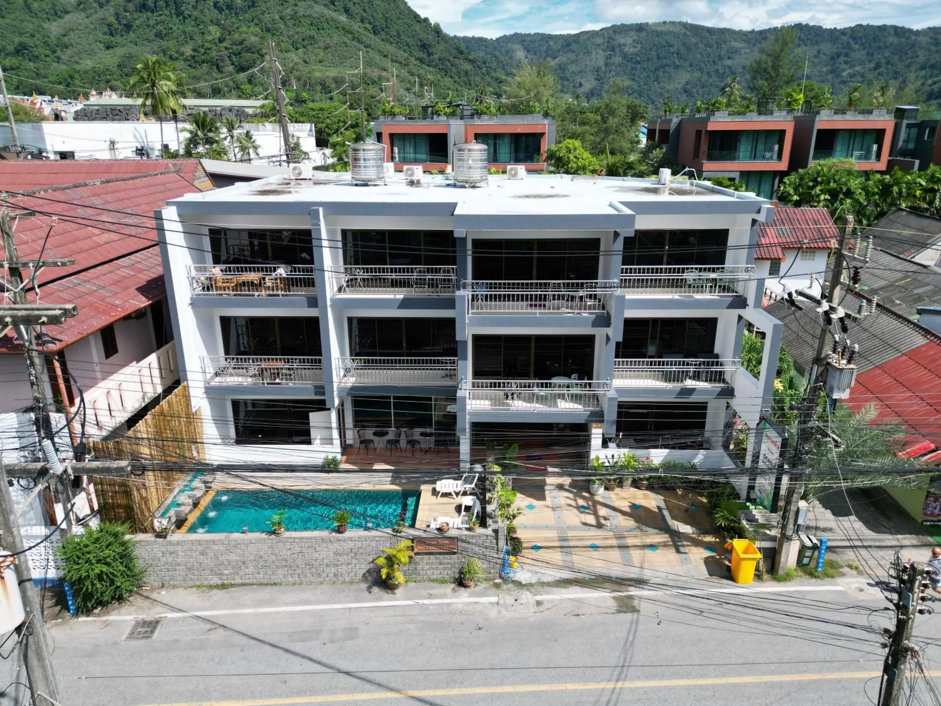 Property building in Deng's kamala beach Guesthouse