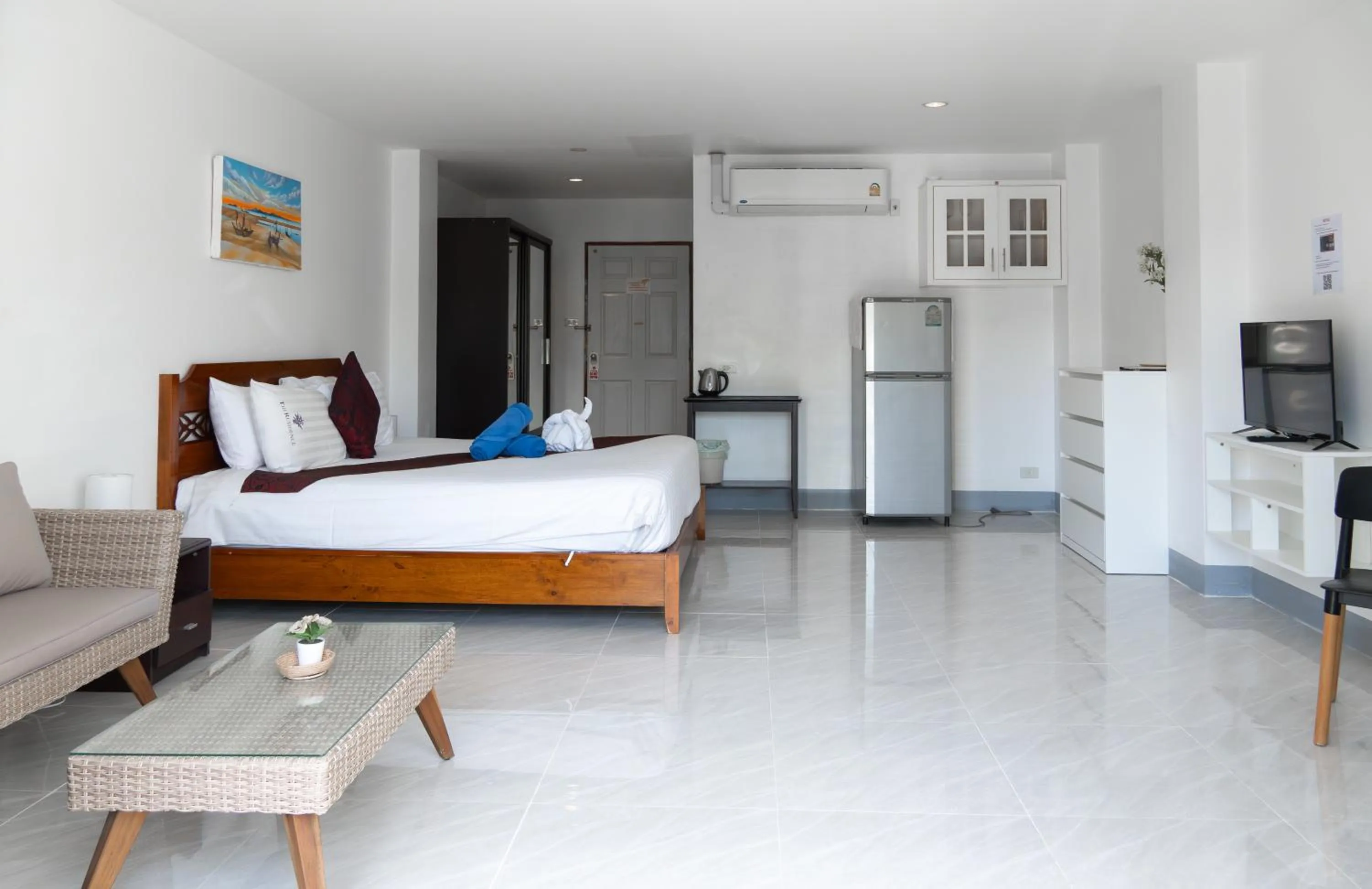 Bed in Deng's kamala beach Guesthouse