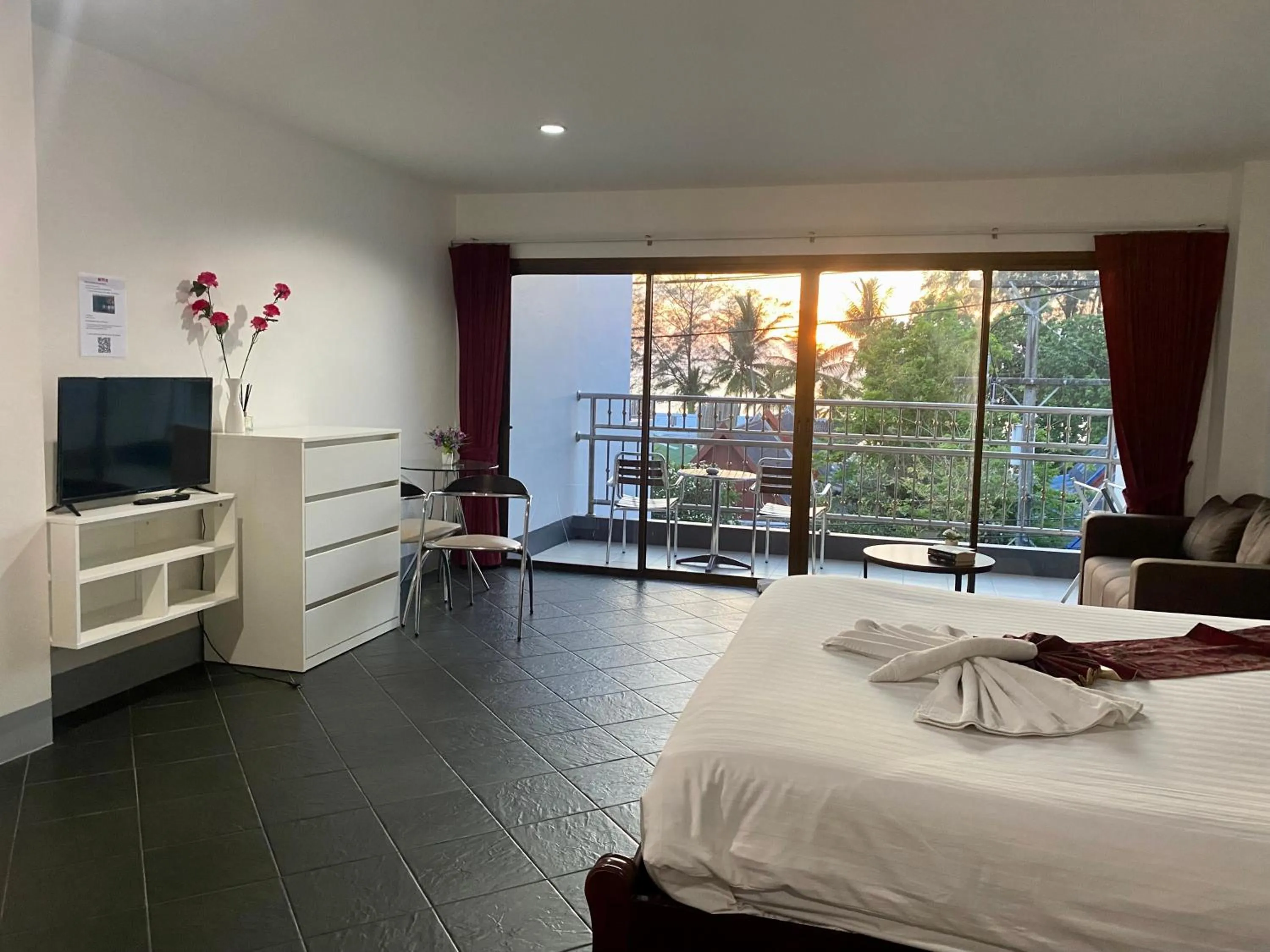 TV and multimedia in Deng's kamala beach Guesthouse