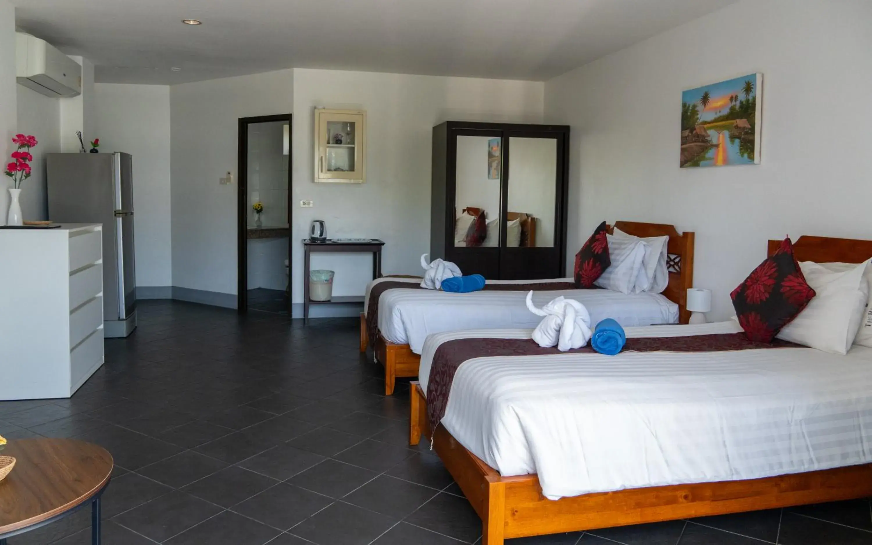 Deluxe Twin Room in Deng's kamala beach Guesthouse Deluxe Twin Room in Deng's kamala beach Guesthouse