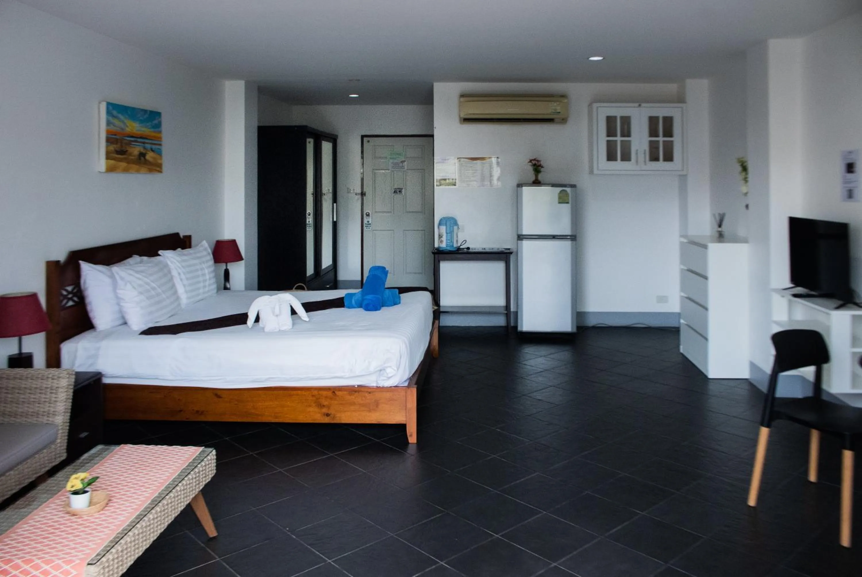 Bedroom, Bed in Deng's kamala beach Guesthouse