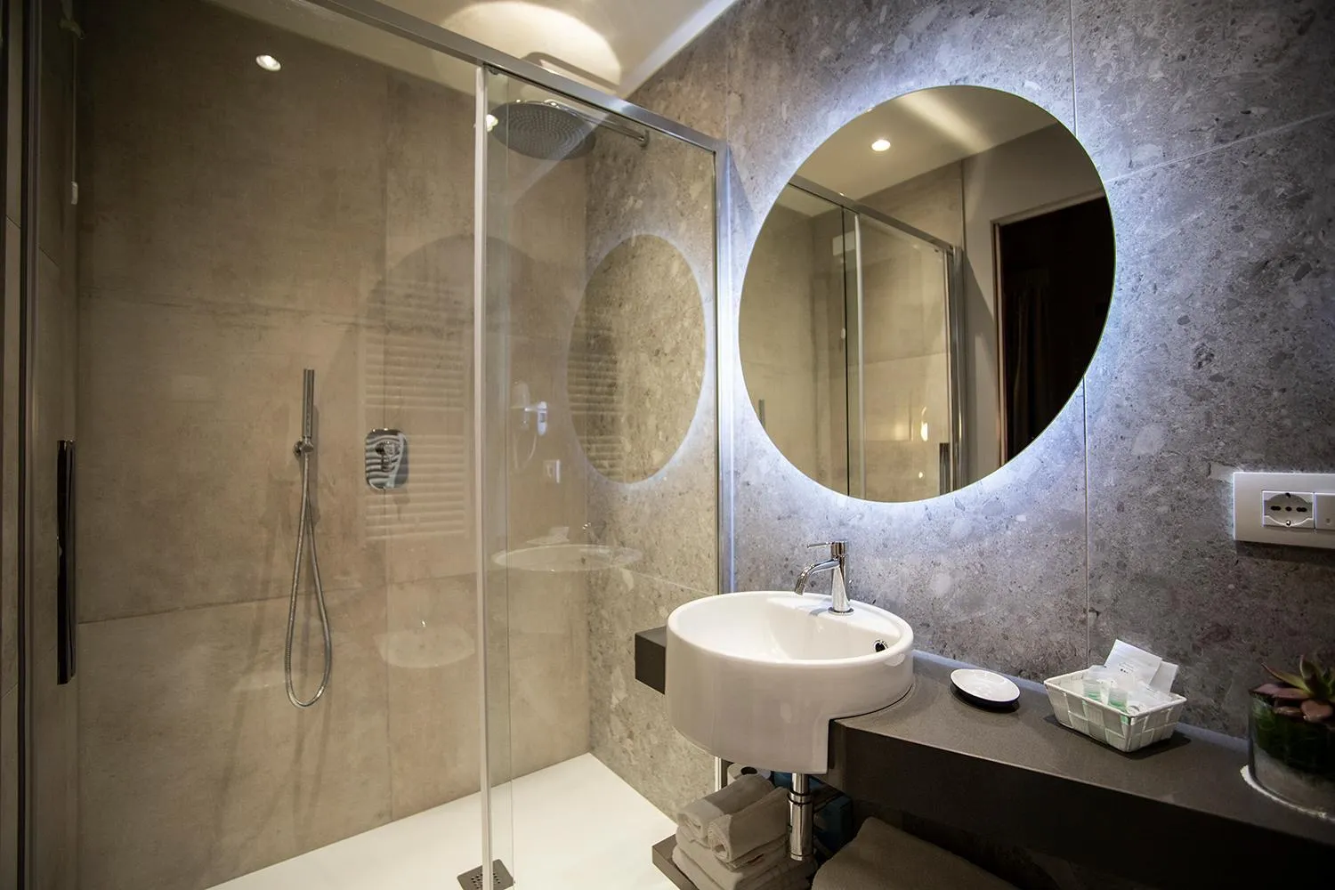 Shower in Hotel Forte del 48