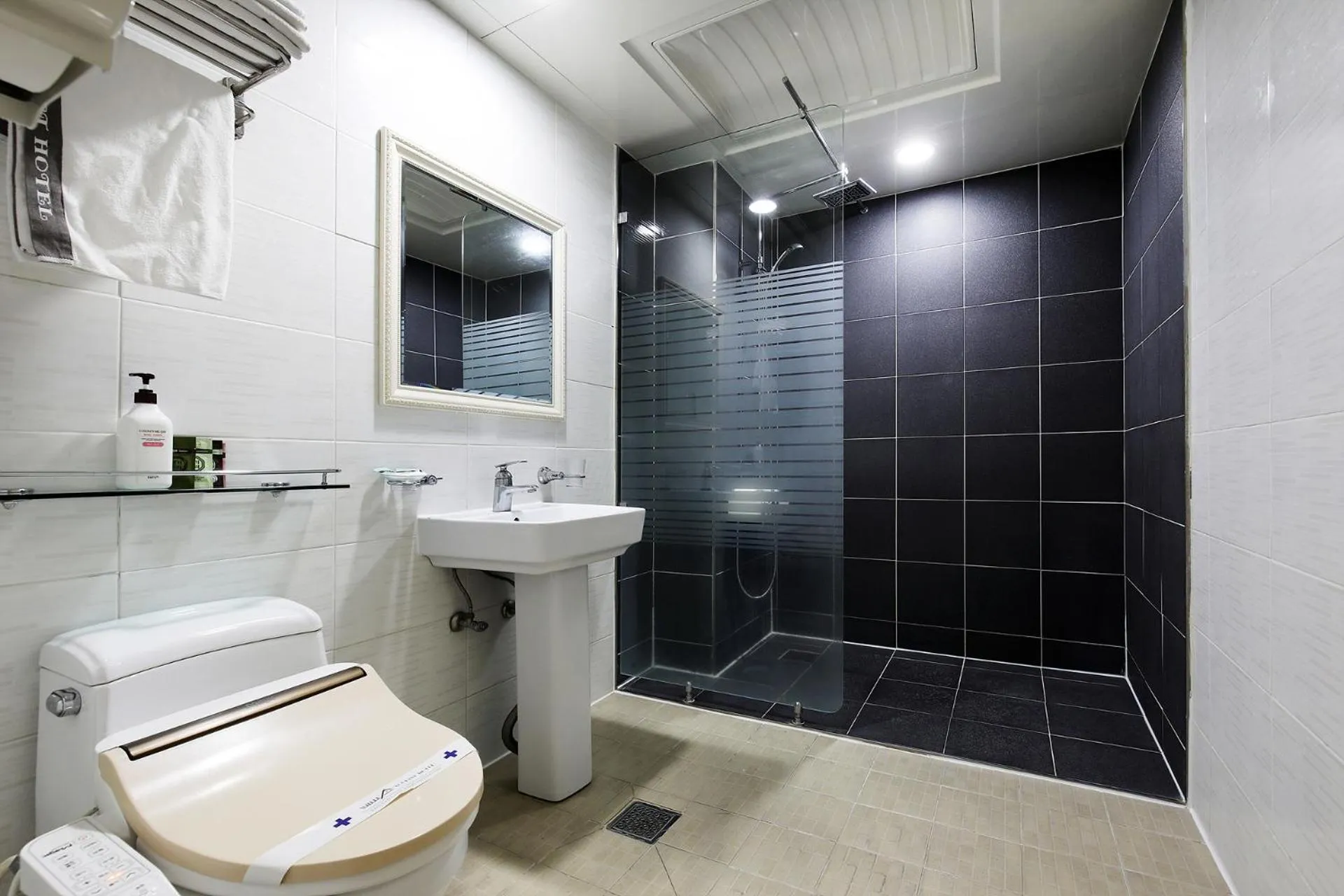 Shower in White Tourist Hotel