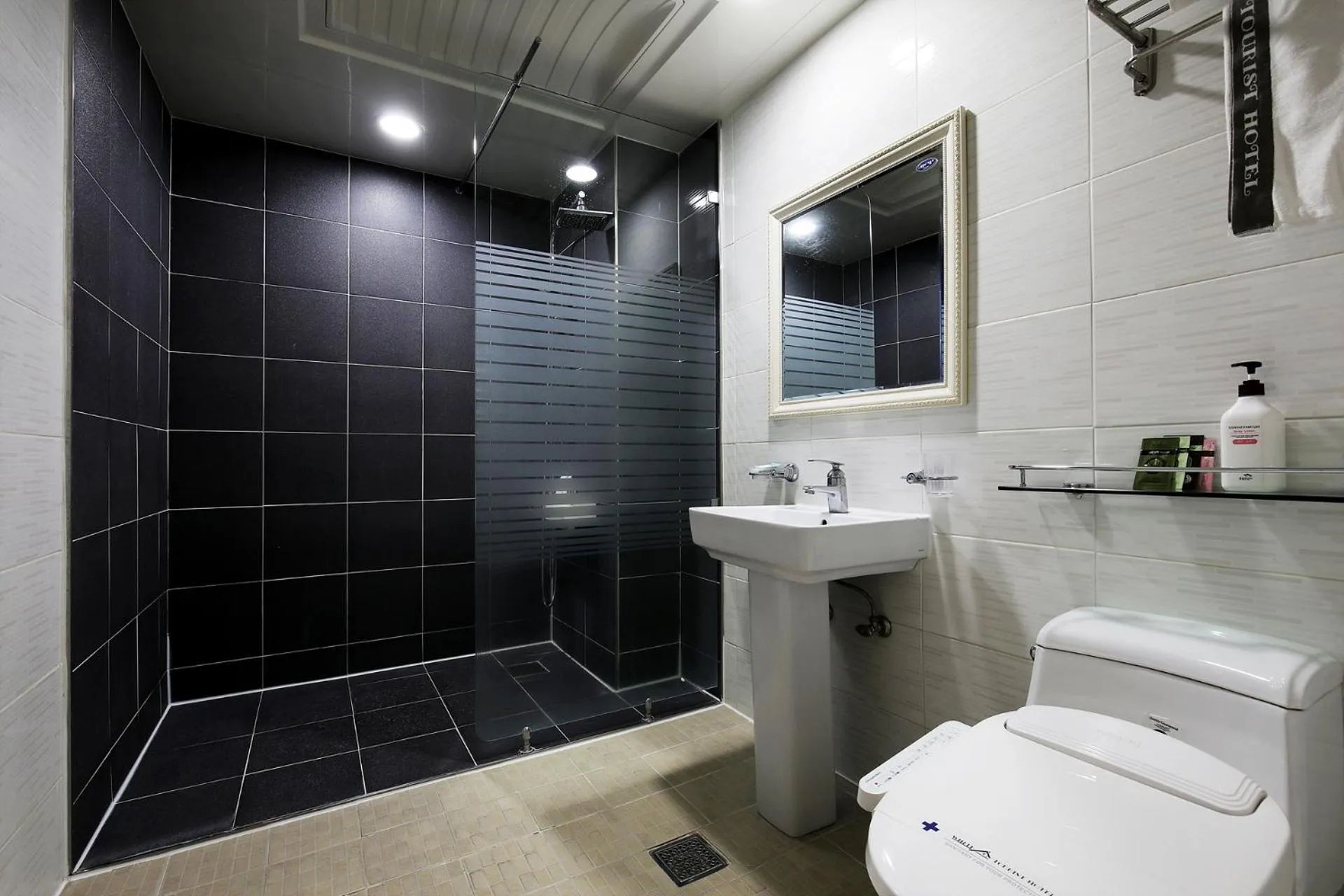 Shower in White Tourist Hotel