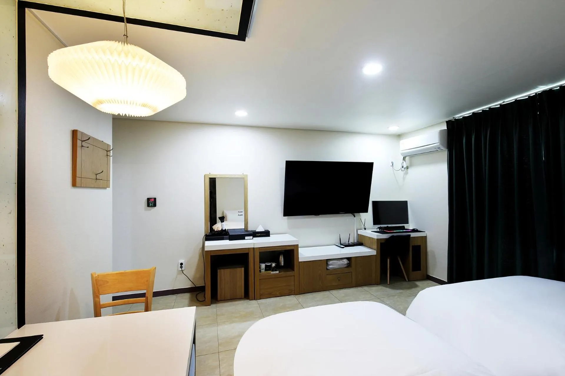 TV and multimedia, Bed in White Tourist Hotel