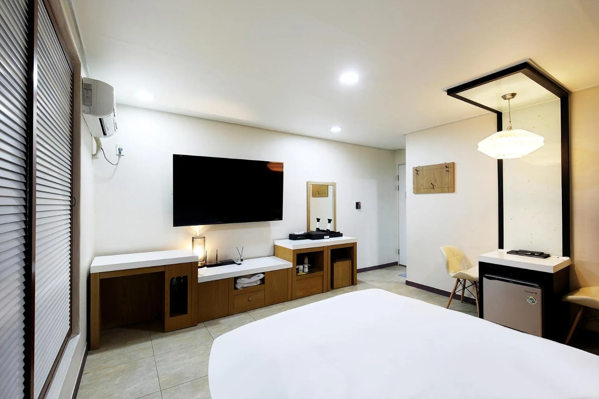 TV and multimedia, Bed in White Tourist Hotel