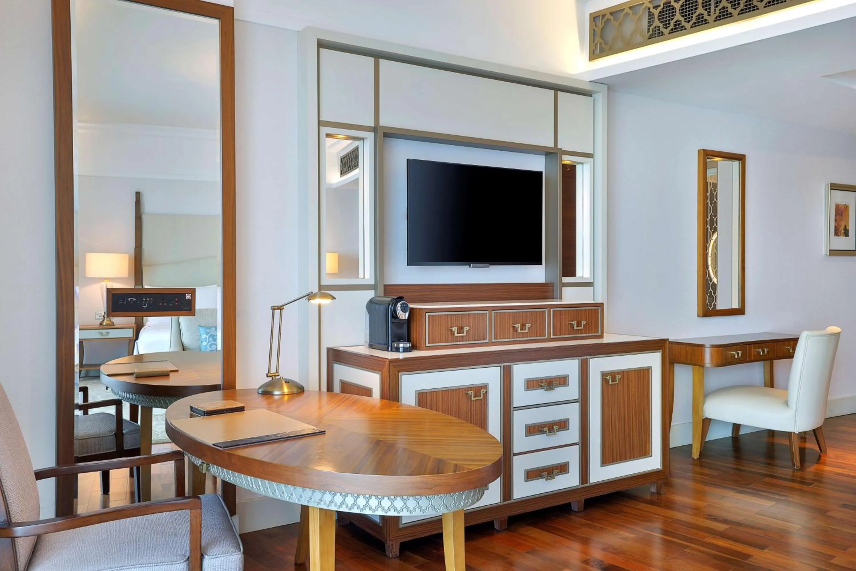 TV and multimedia in Waldorf Astoria Dubai Palm Jumeirah