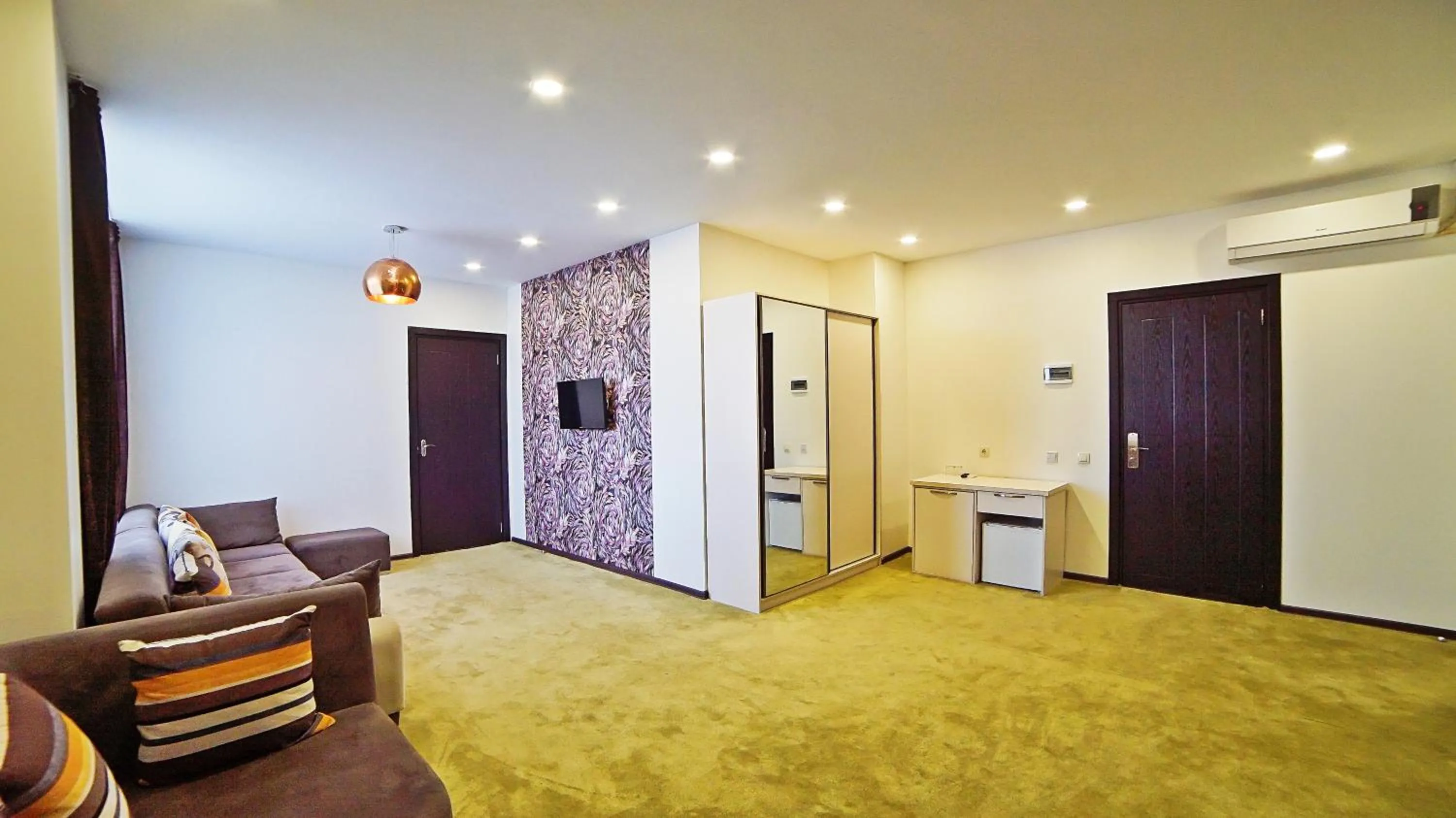 Communal lounge/ TV room in Mardi Plaza Hotel