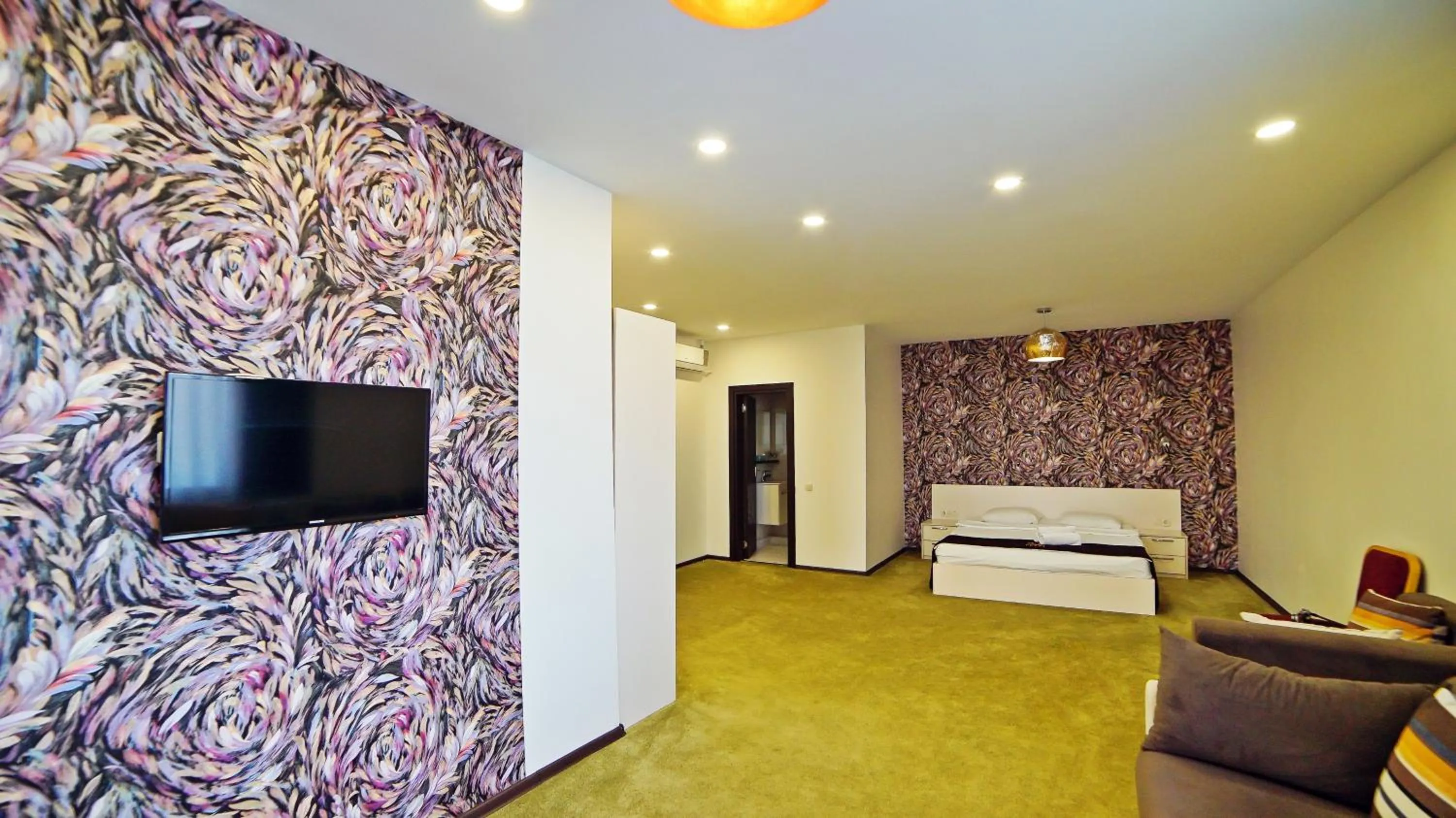 Communal lounge/ TV room in Mardi Plaza Hotel