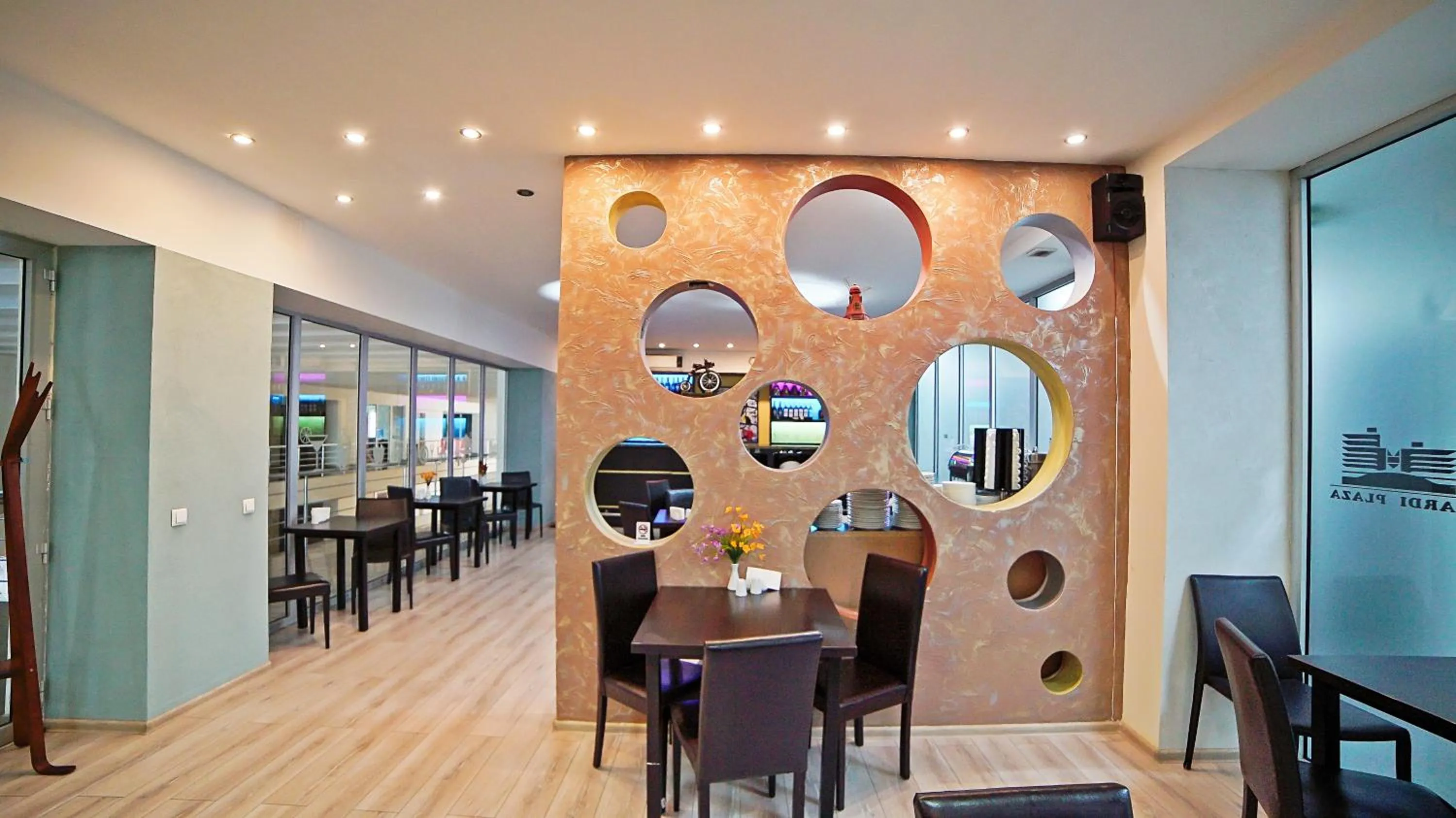 Restaurant/places to eat in Mardi Plaza Hotel