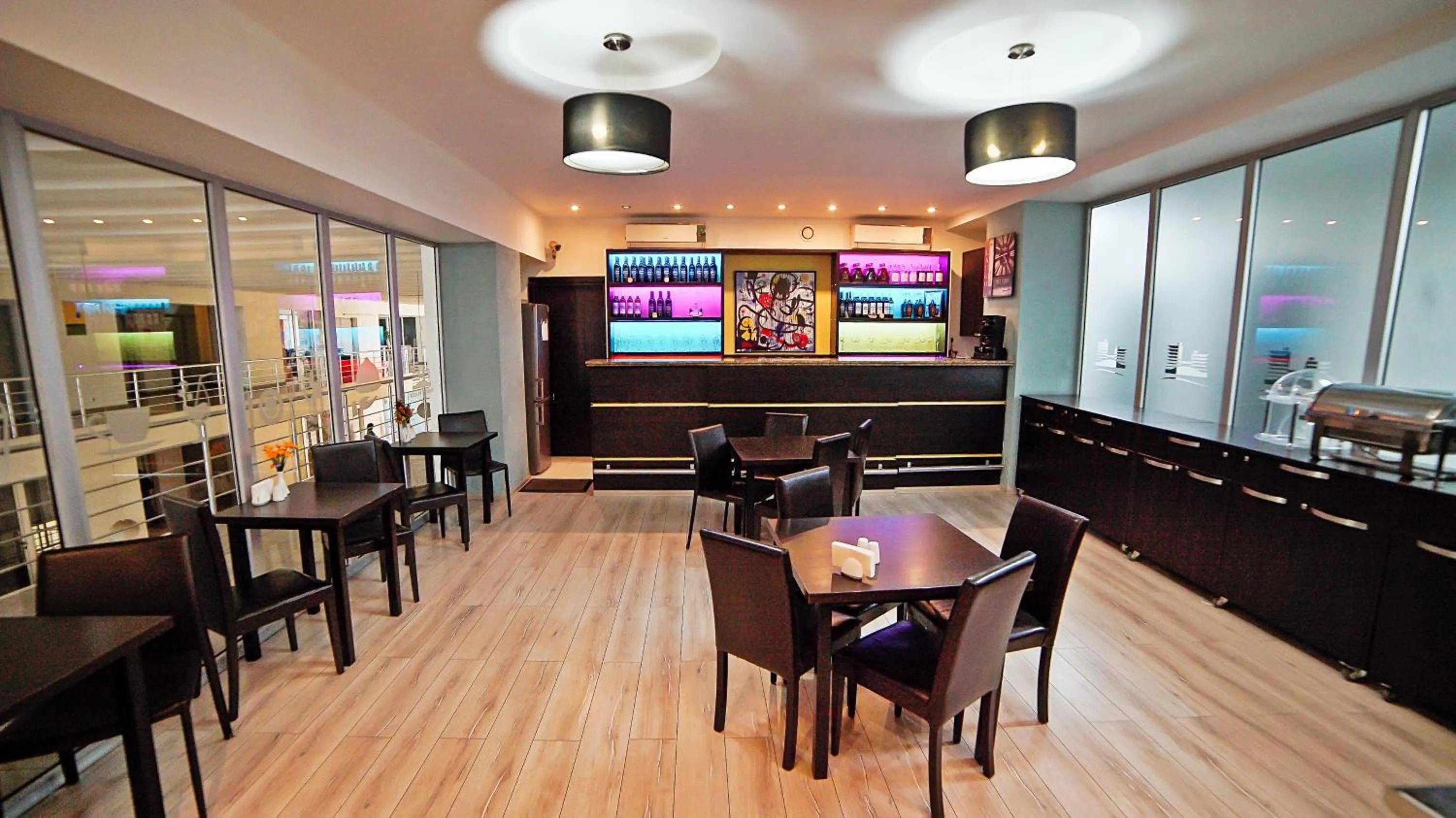 Restaurant/places to eat in Mardi Plaza Hotel