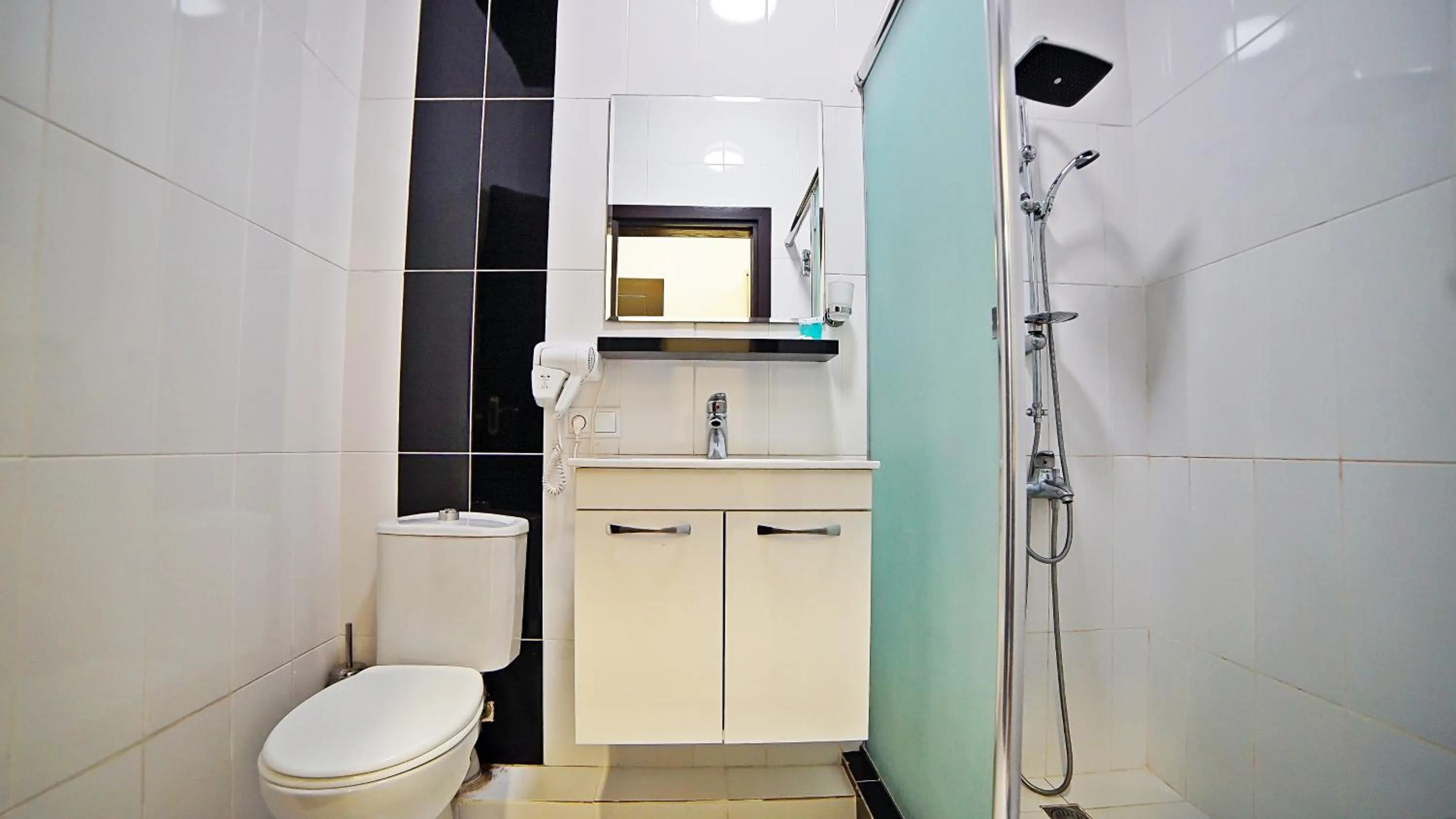 Shower in Mardi Plaza Hotel