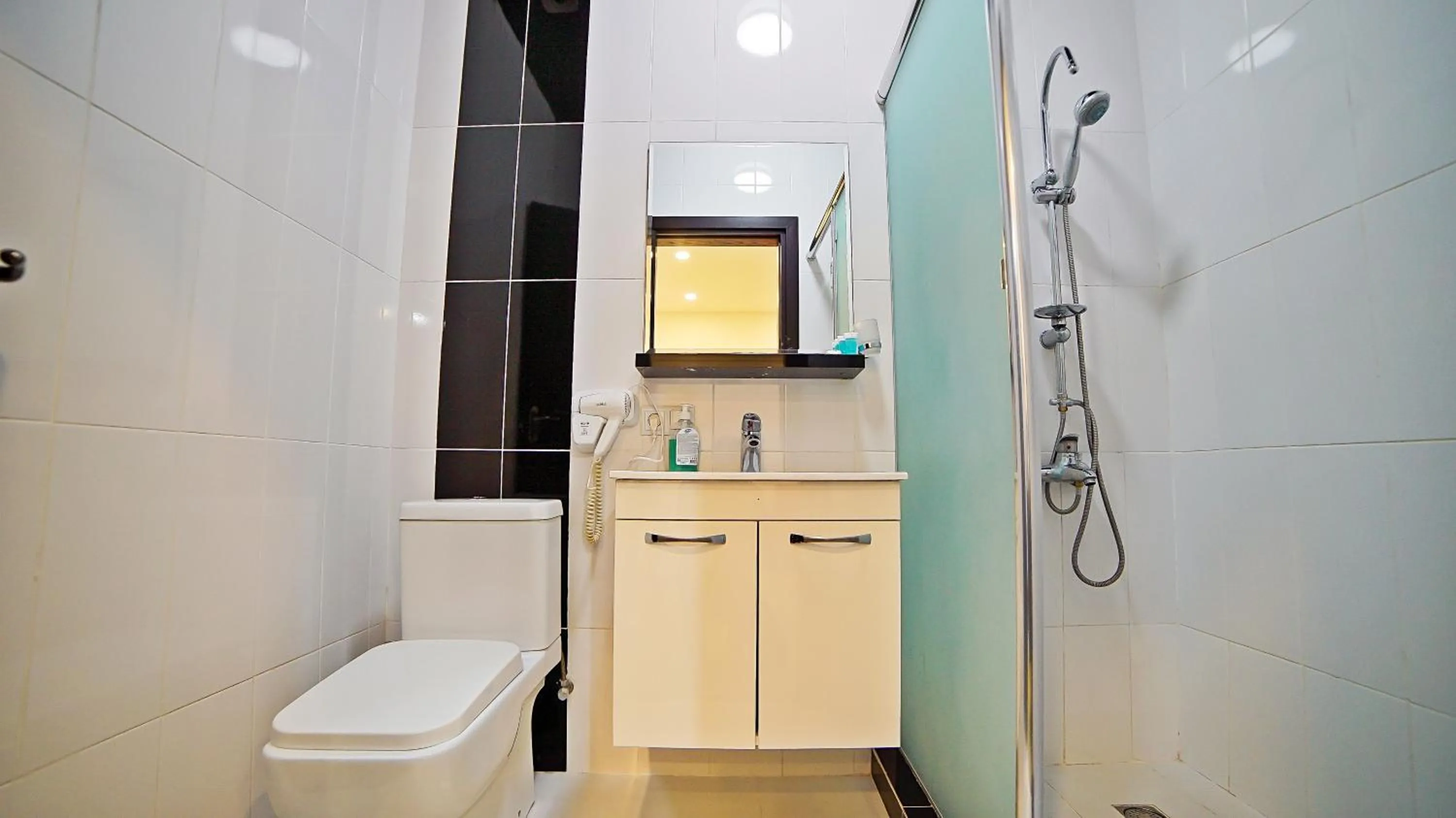 Shower in Mardi Plaza Hotel