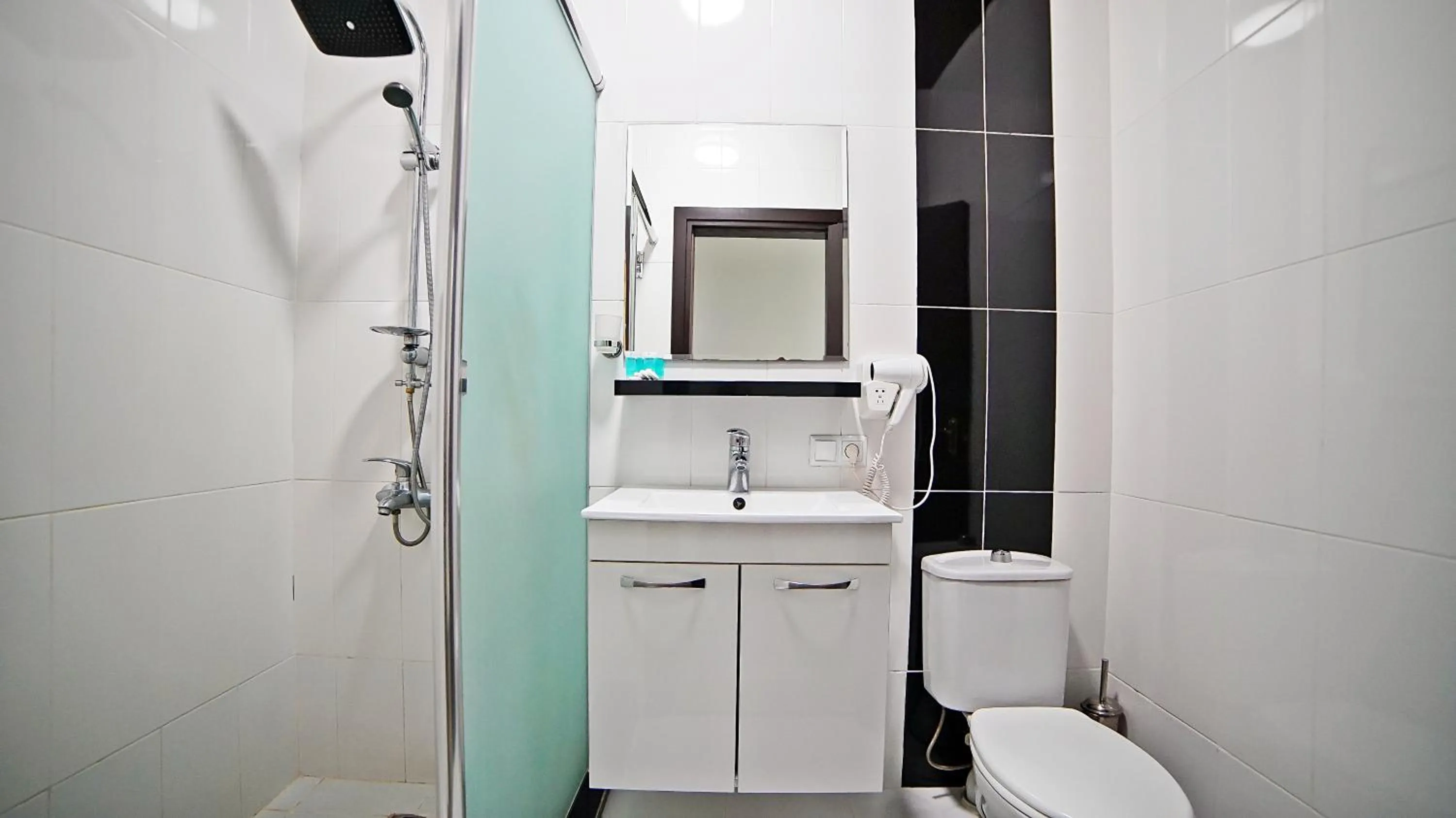 Shower in Mardi Plaza Hotel