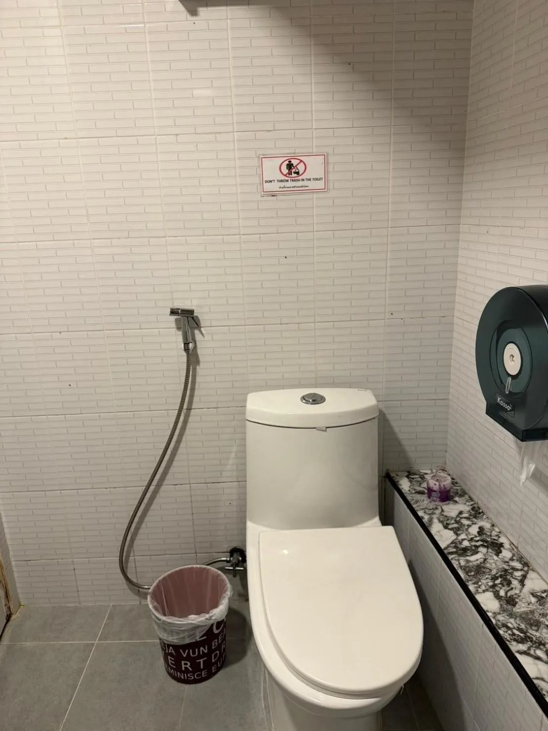 Toilet in Jomtien Beach Hostel