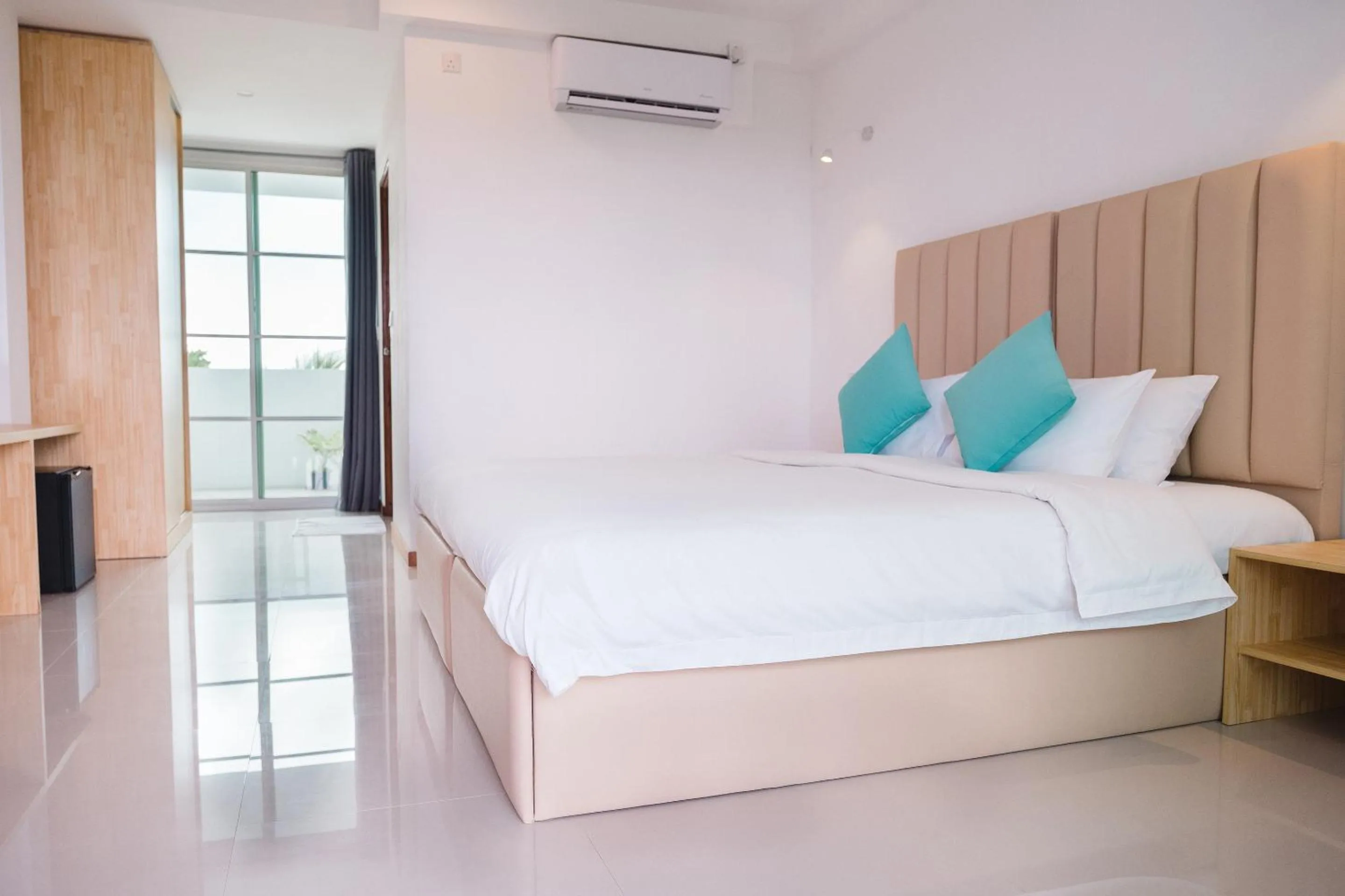 Sunrise by white sand dhigurah