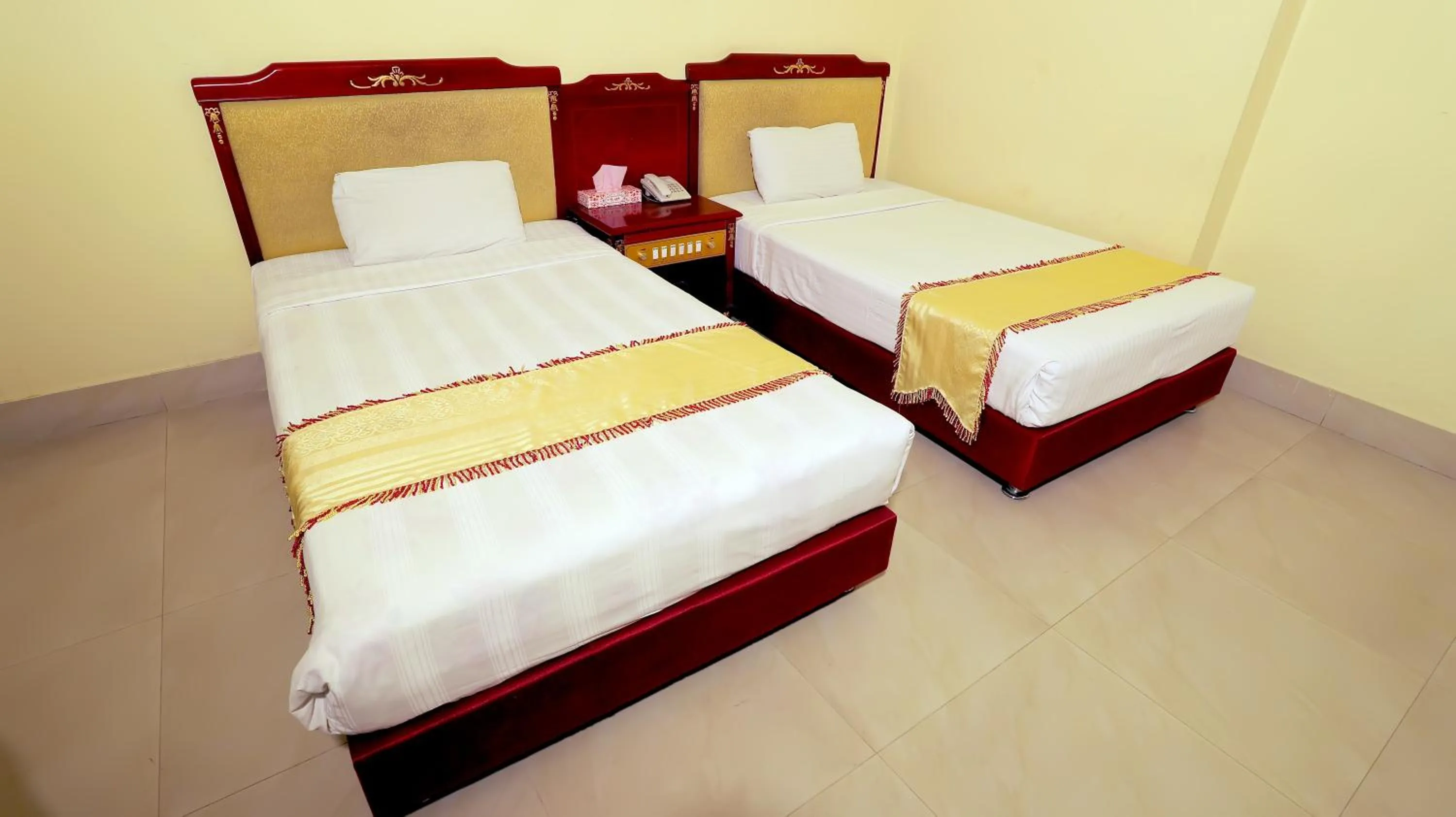 Bed in Hotel Metro International