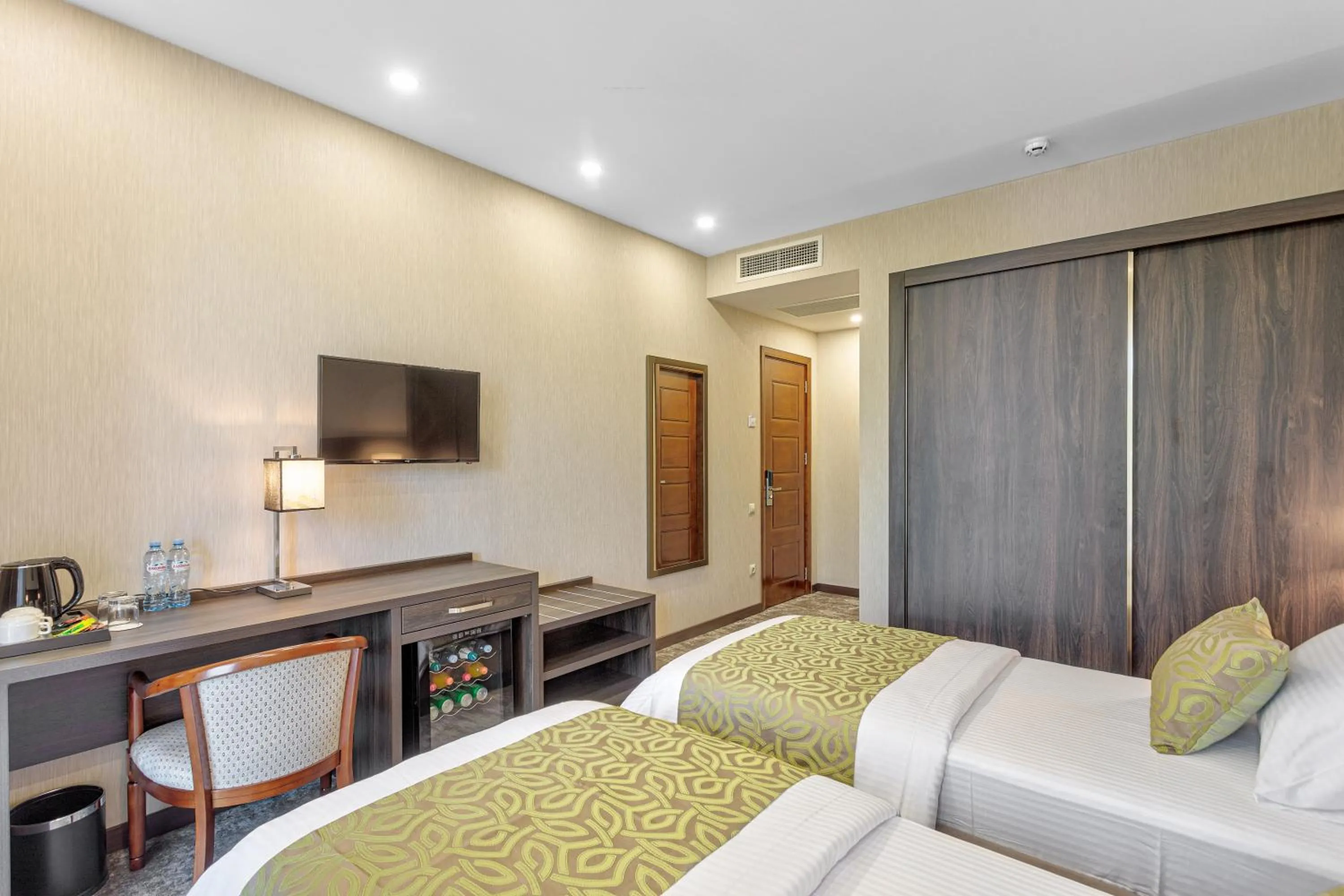 Communal lounge/ TV room, Bed in Vinum Hotel