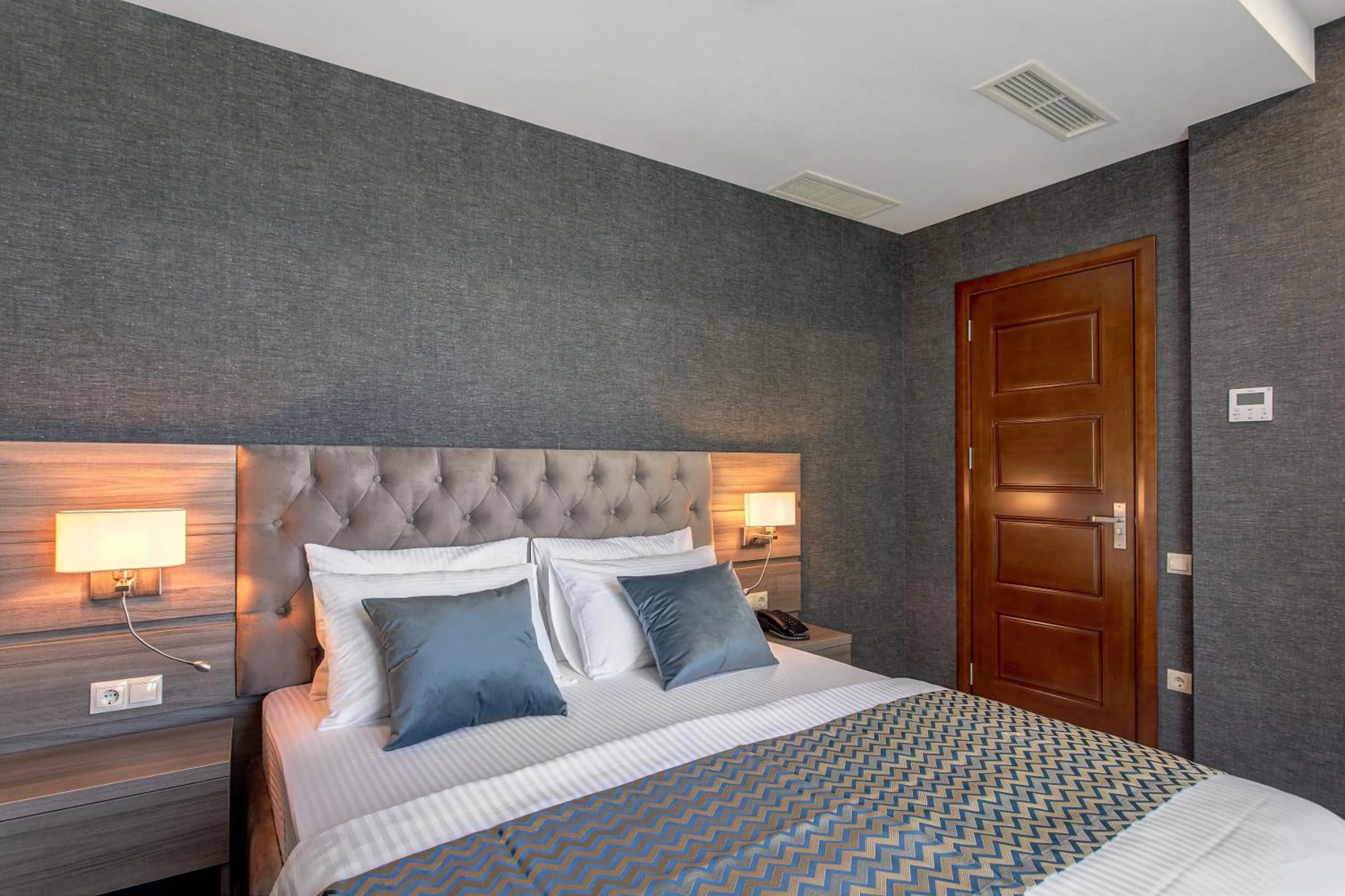 Property building, Bed in Vinum Hotel