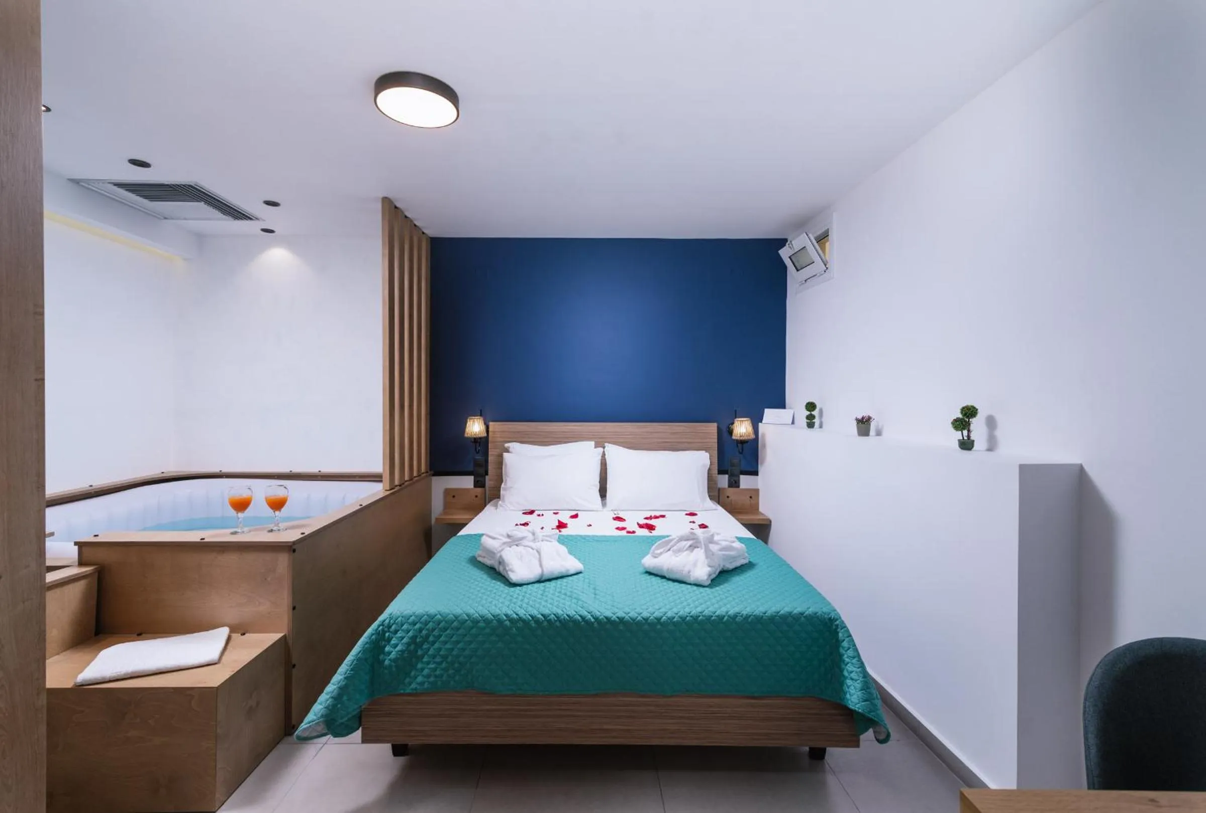 Hot Tub, Bed in Alcyone Studios and Apartments