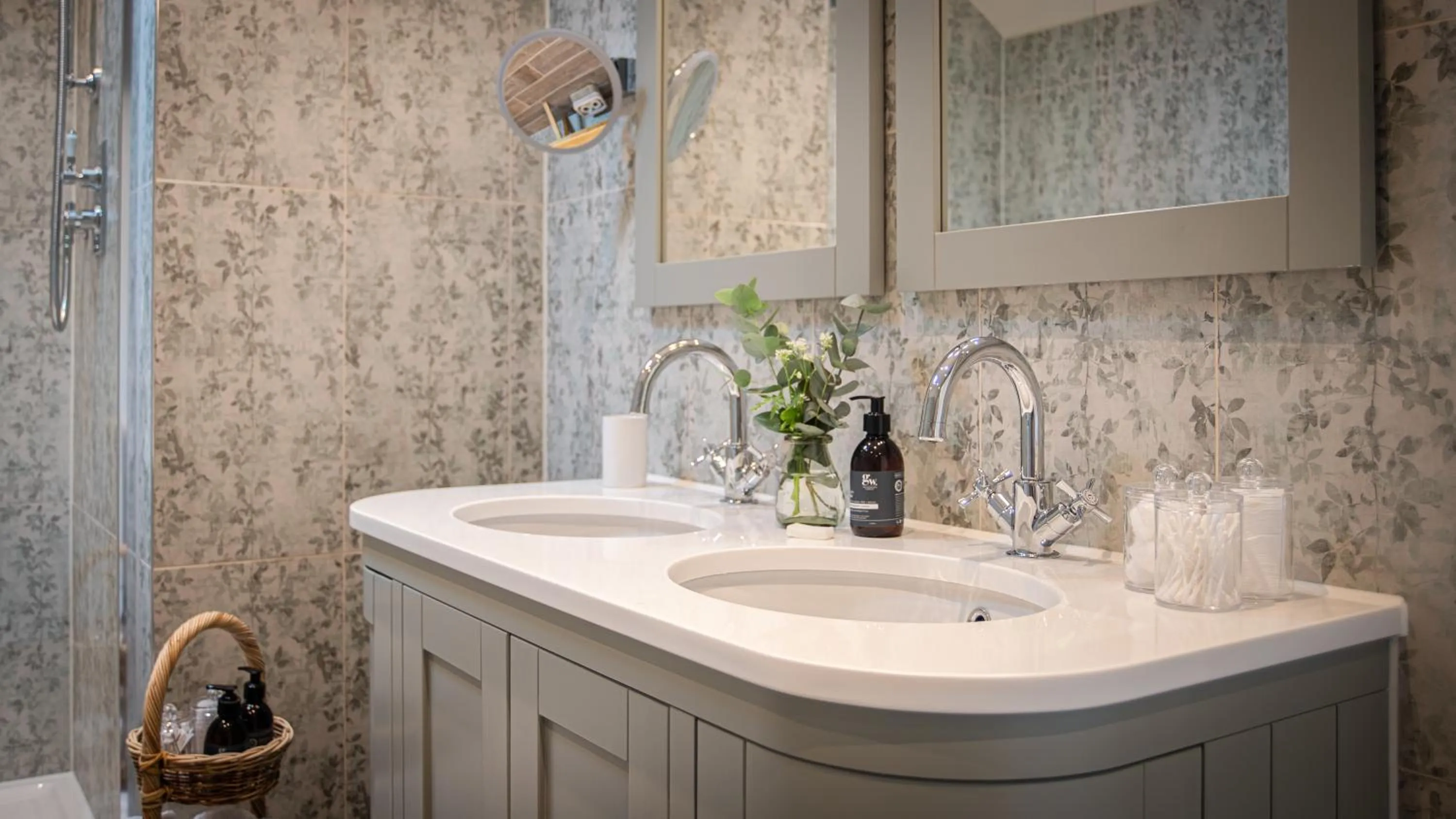 Bathroom in The White Lion Cowbridge