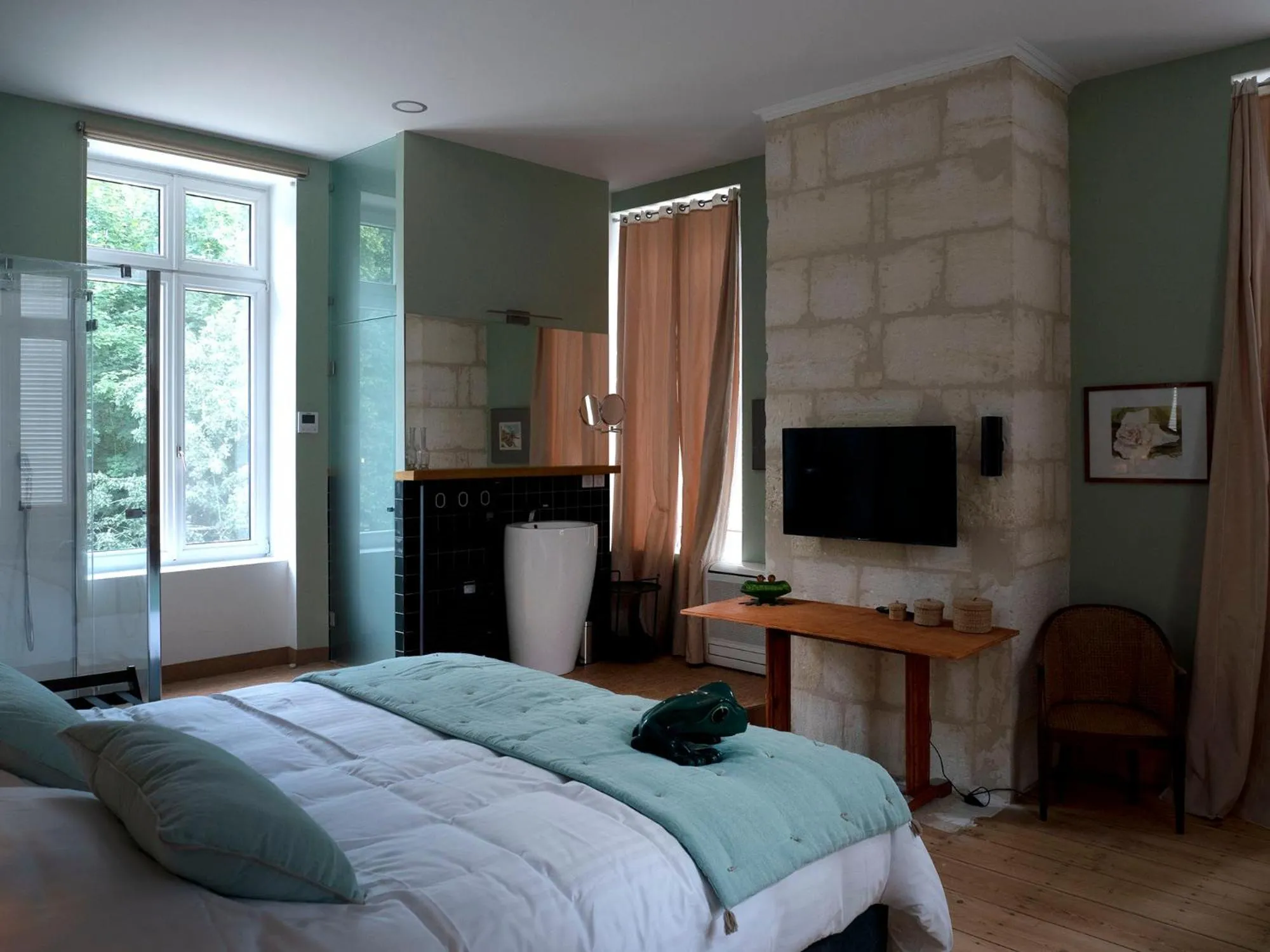 Communal lounge/ TV room, Bed in Château Fleur D'Aya