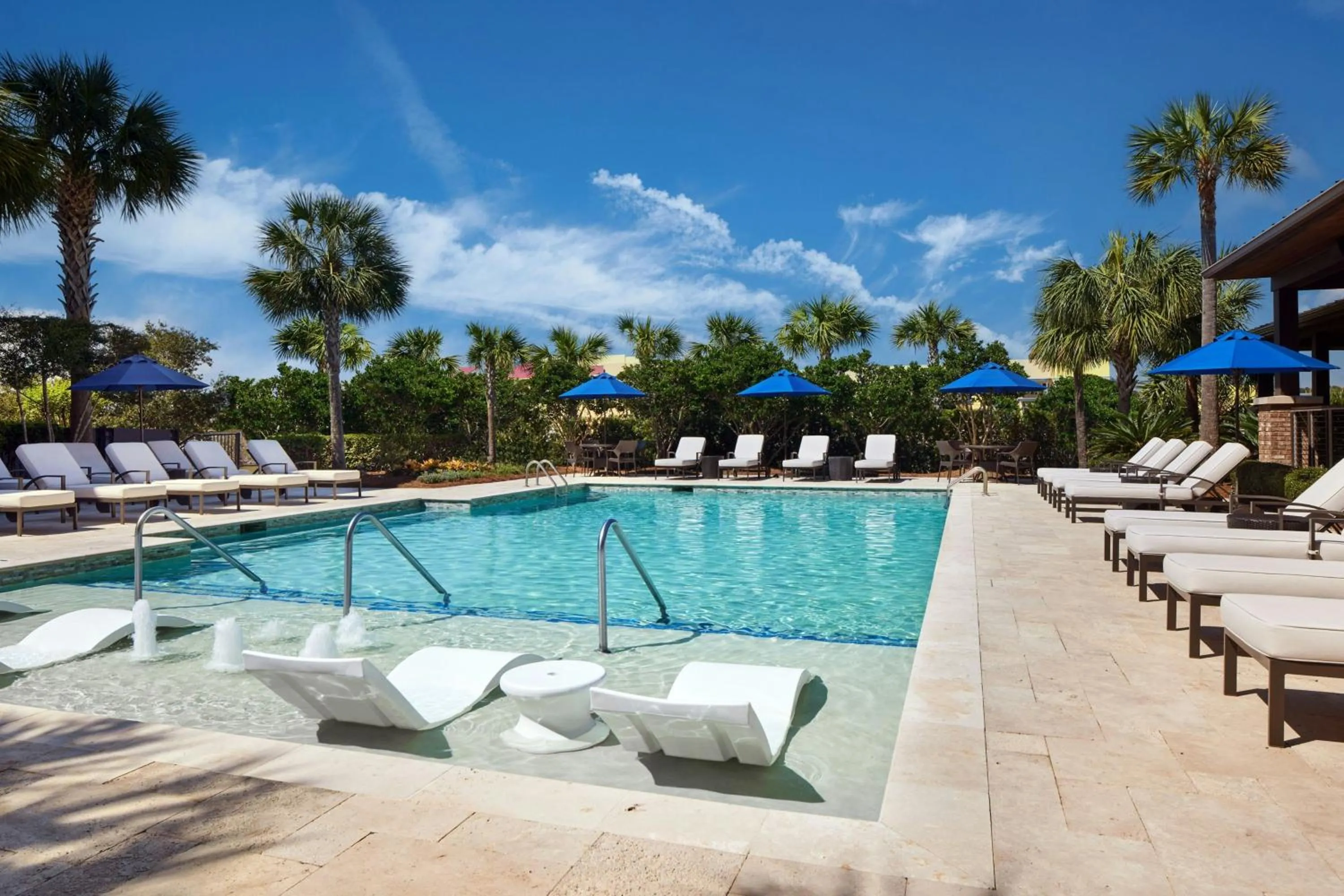 Swimming pool in Andell Inn