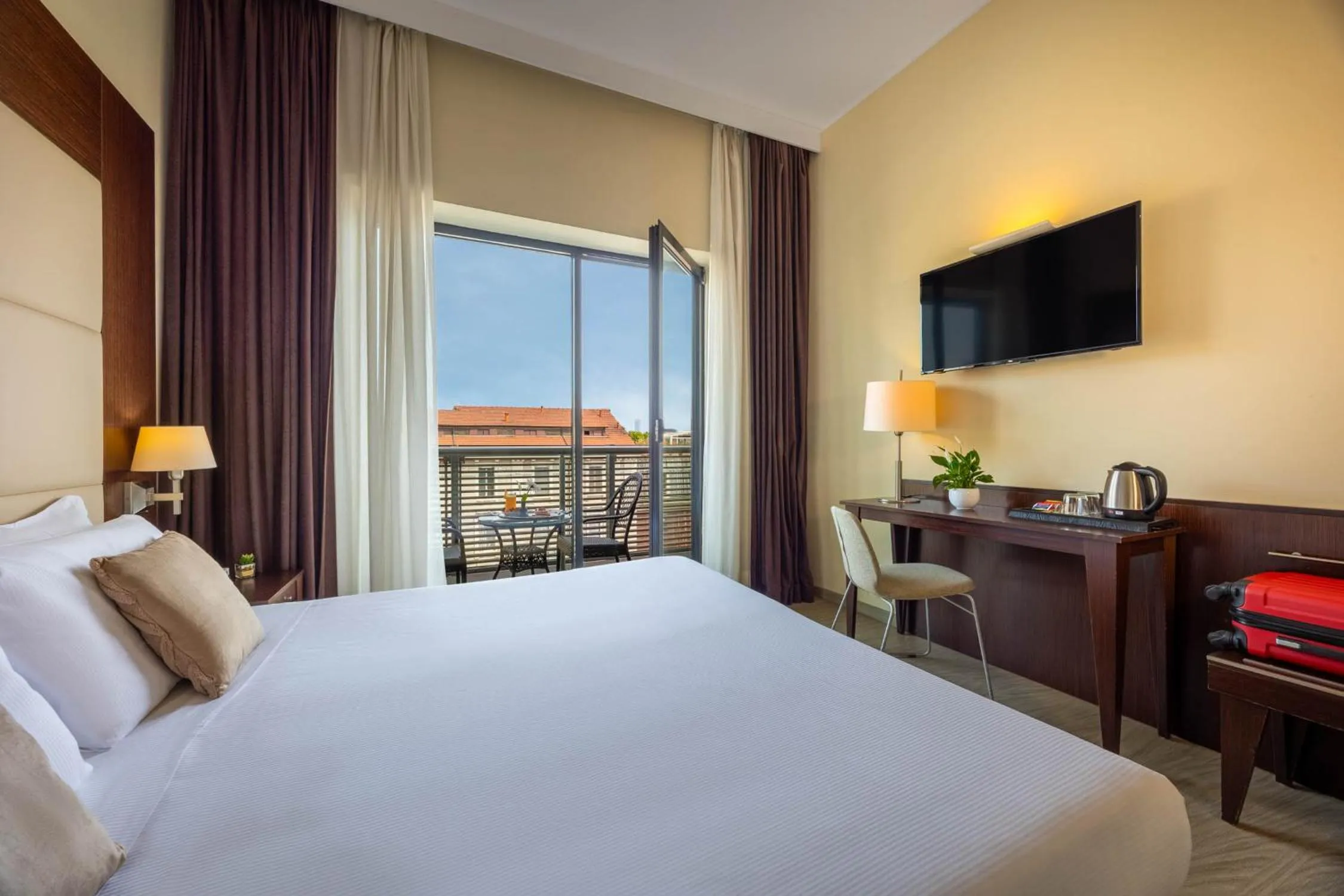 Bed in iH Hotels Milano Watt 13