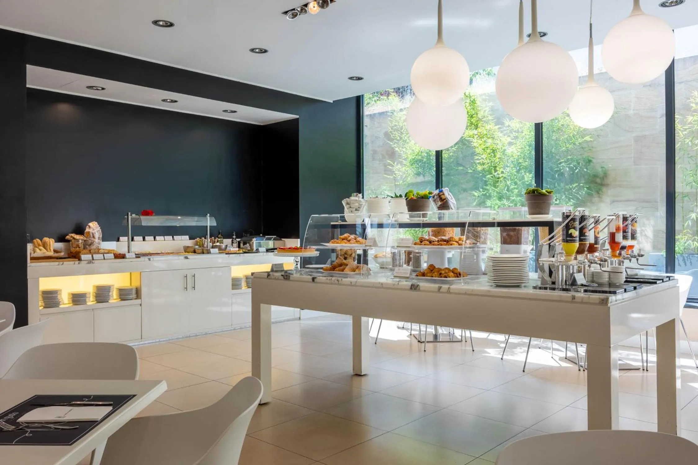 Breakfast in iH Hotels Milano Watt 13