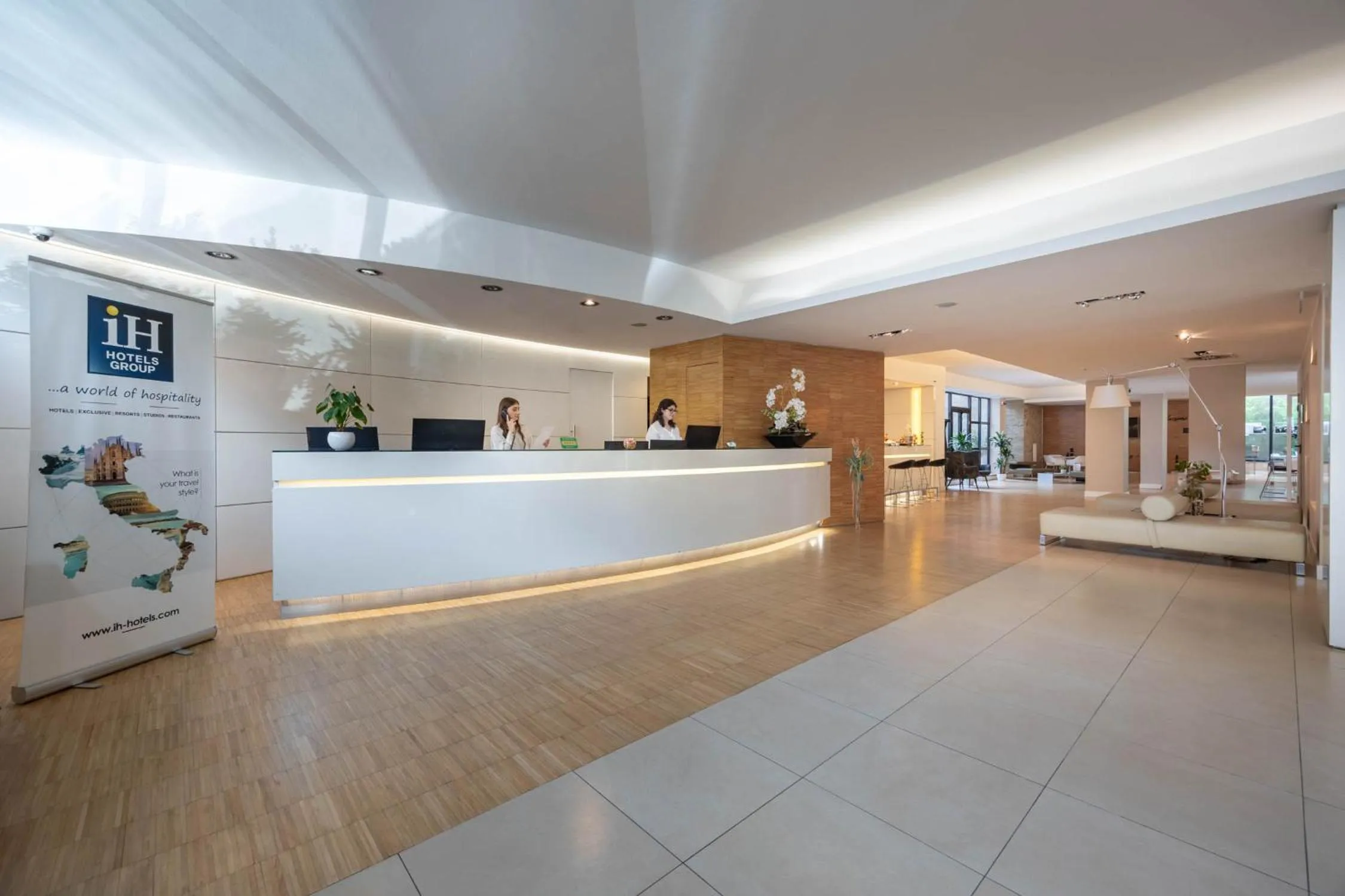 Lobby or reception in iH Hotels Milano Watt 13