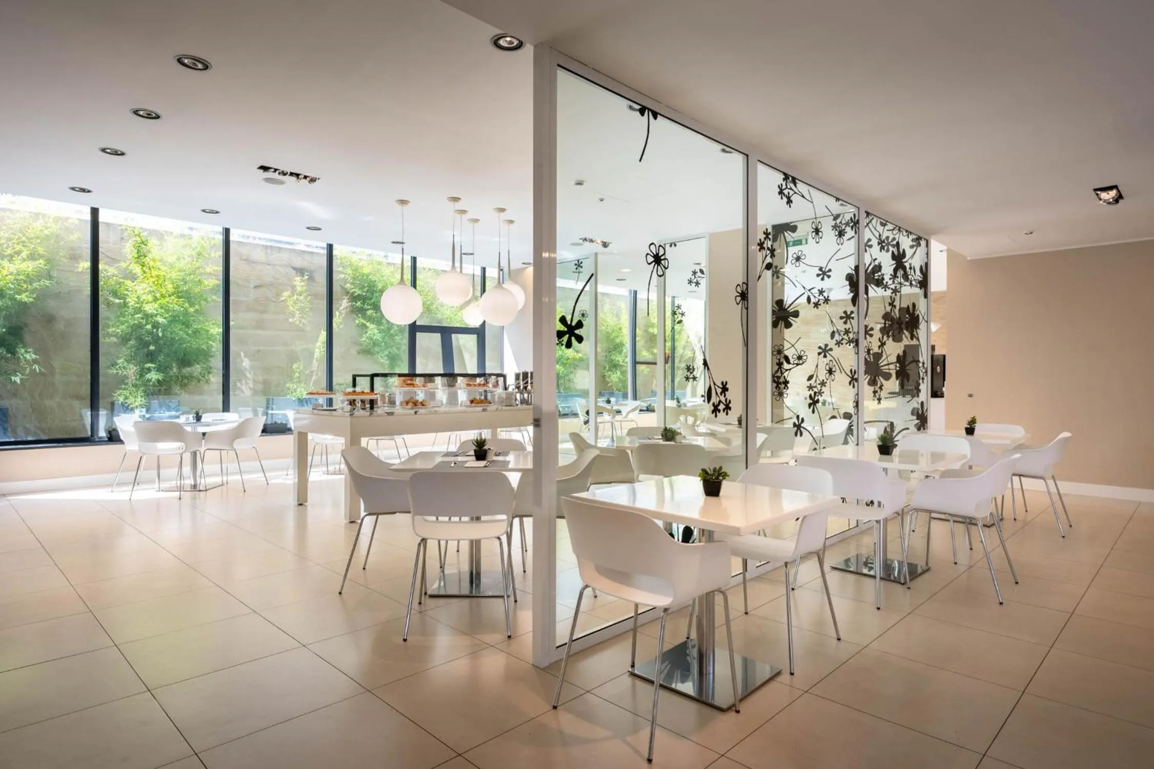 Breakfast in iH Hotels Milano Watt 13