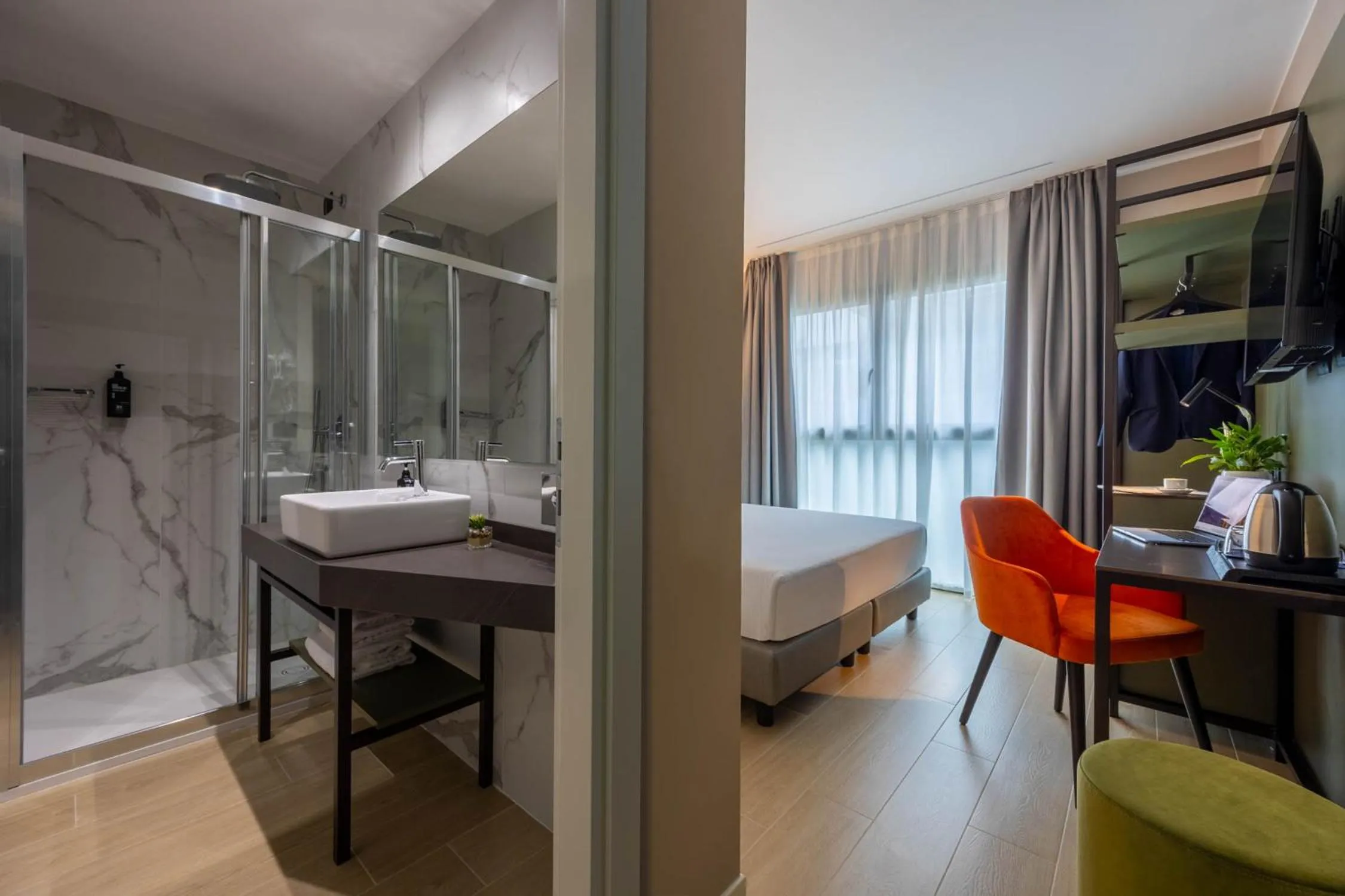 Shower, Bed in iH Hotels Milano Watt 13