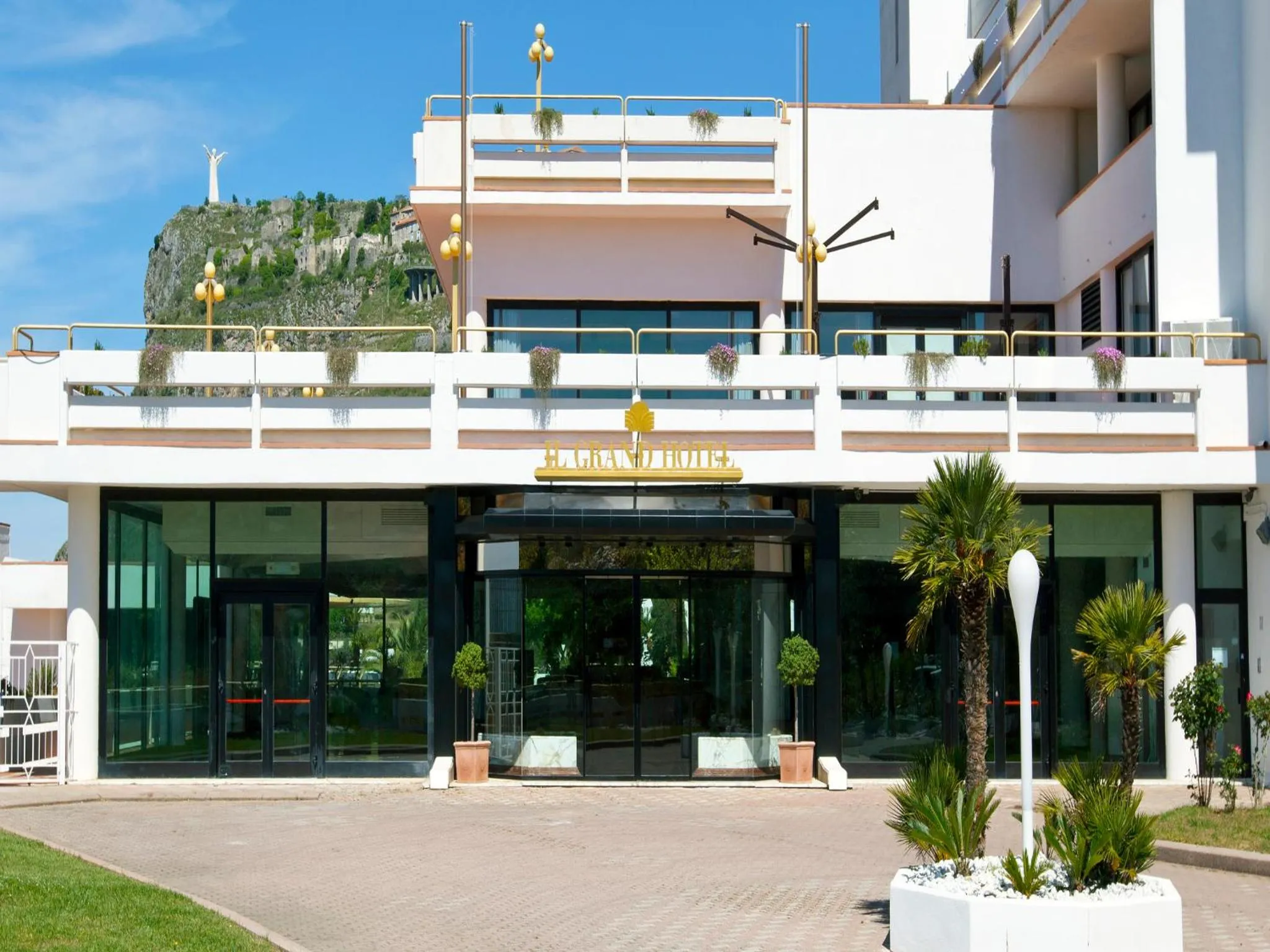 Facade/entrance in Grand Hotel Pianeta Maratea Resort