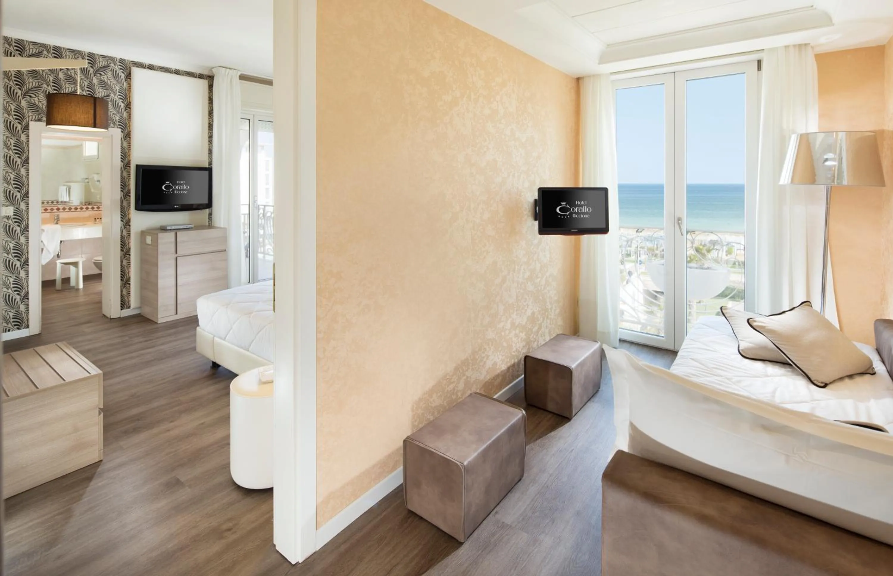 Living room, Bed in Hotel Corallo