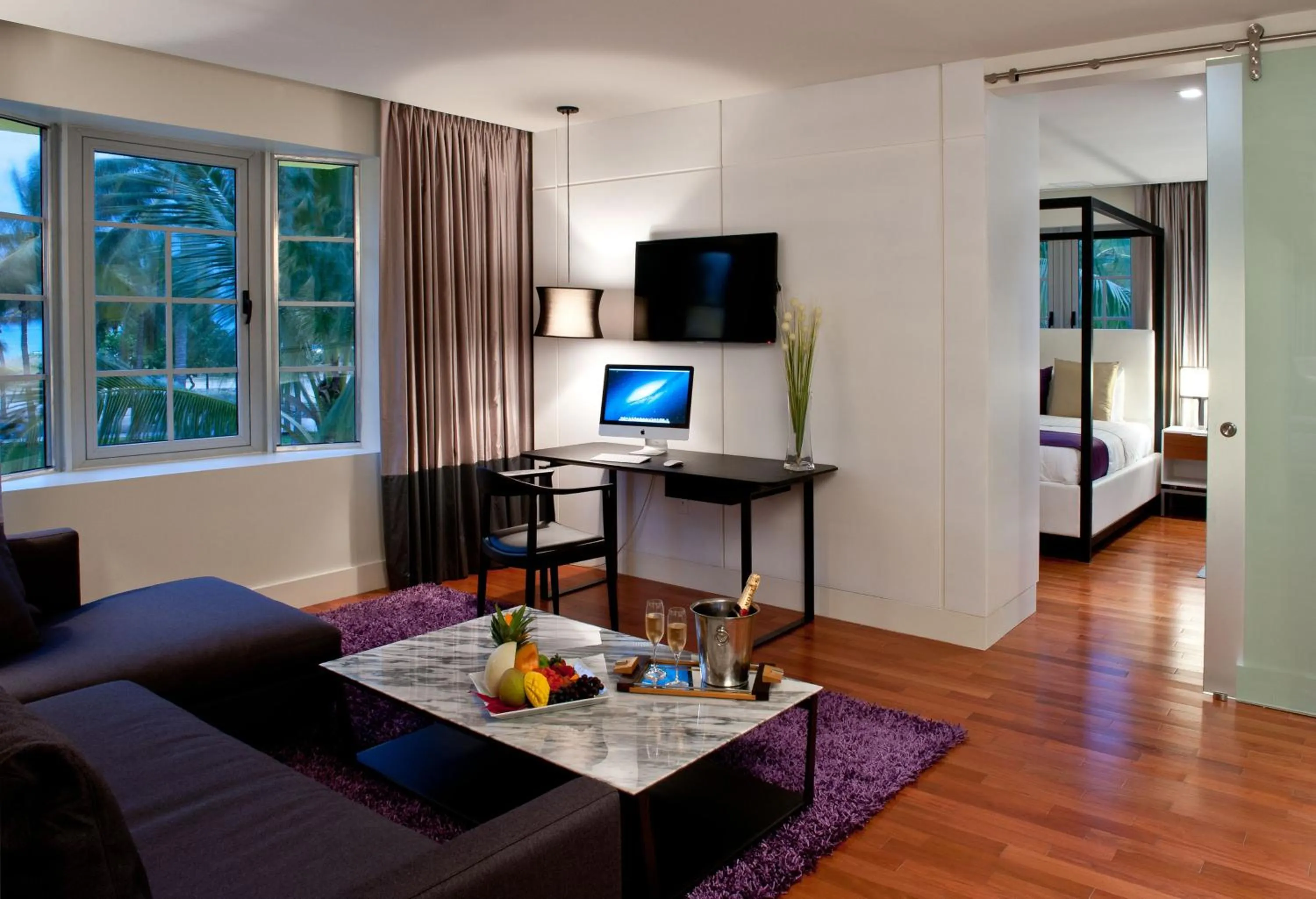 Living room, Bed in Leslie Hotel Ocean Drive