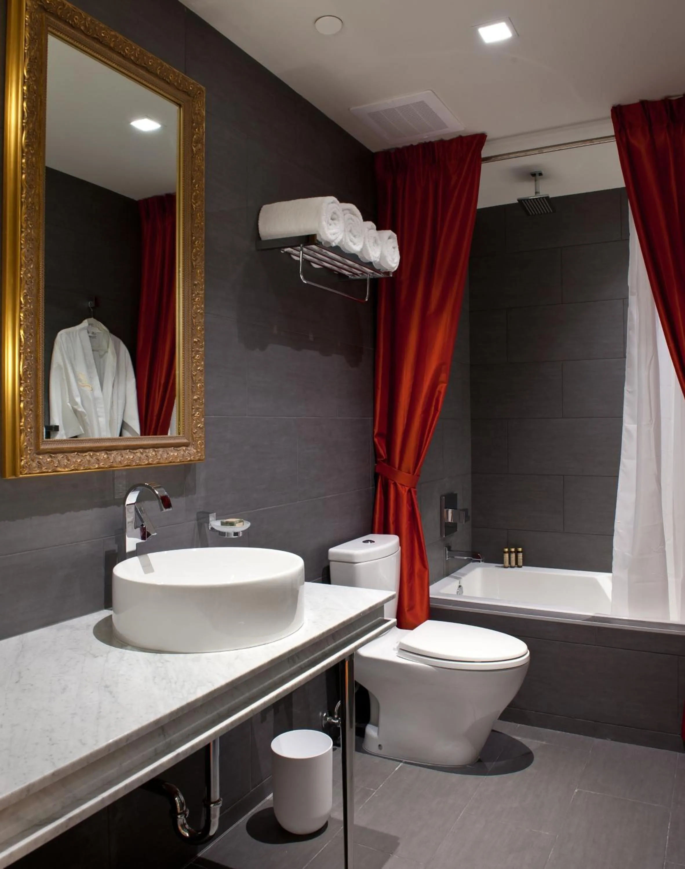 Bathroom in Leslie Hotel Ocean Drive