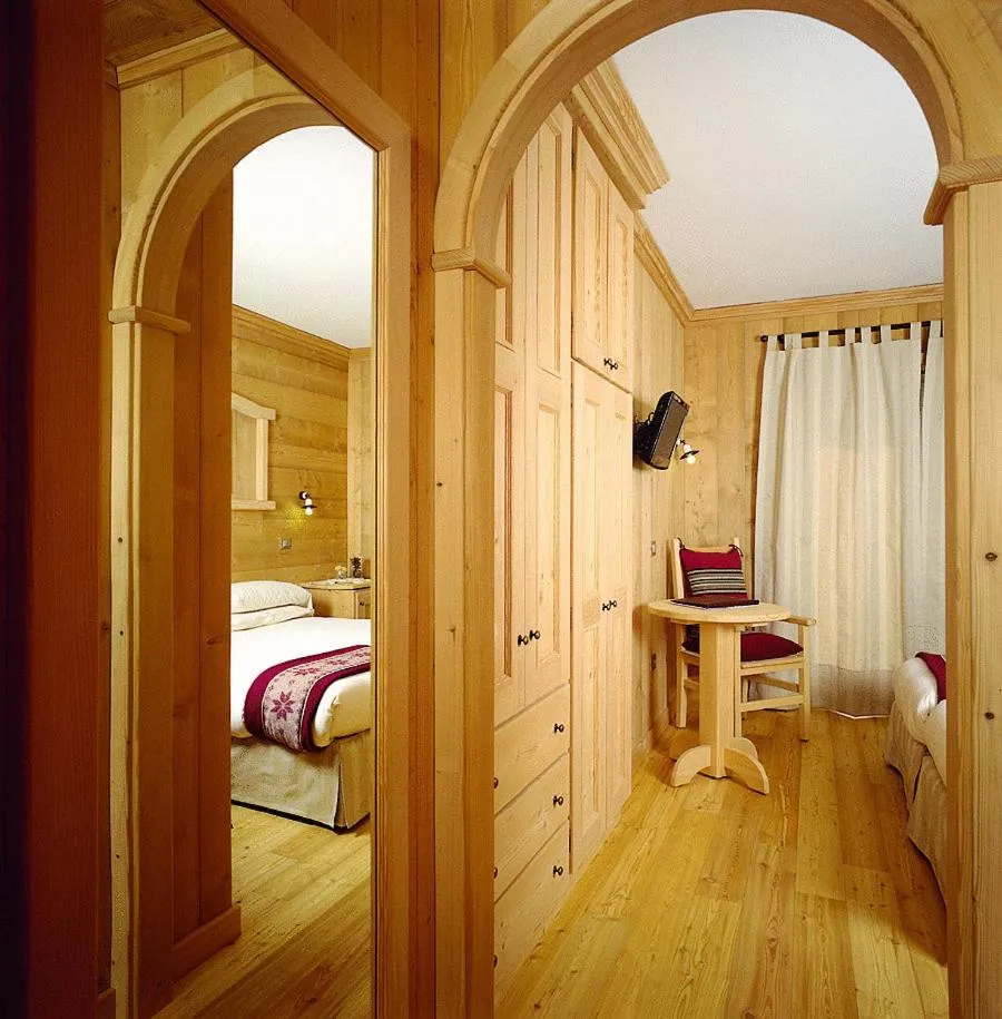 Decorative detail, Bed in Hotel Baita Dei Pini