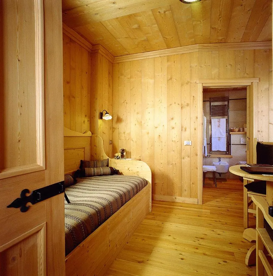 Decorative detail, Bed in Hotel Baita Dei Pini