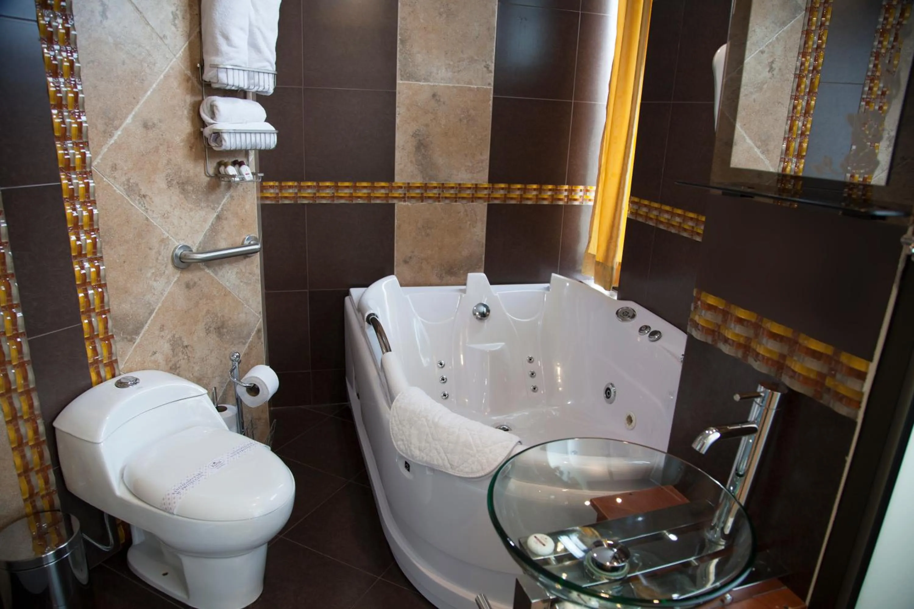 Hot Tub in Kuna Hotel