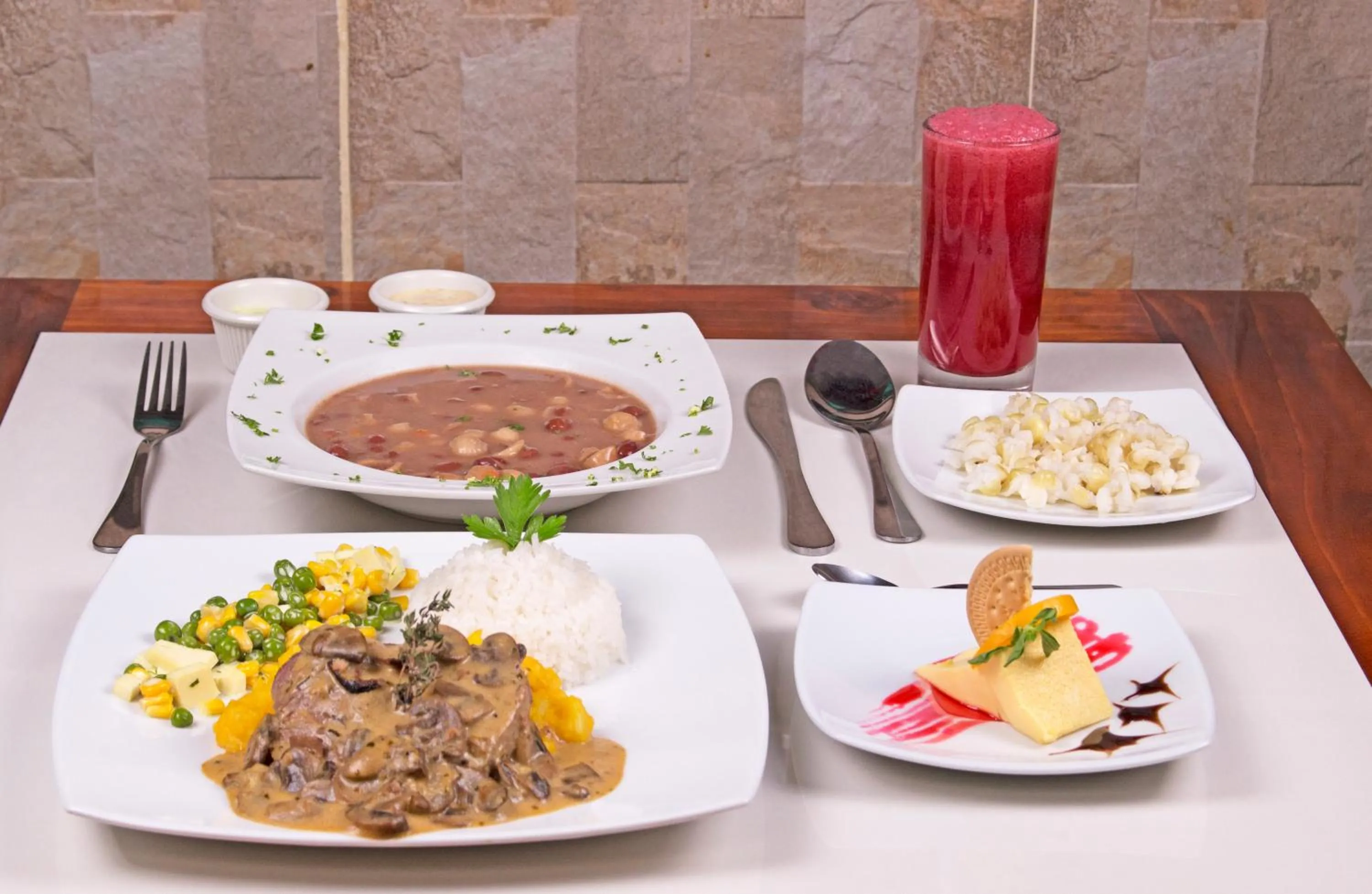 Restaurant/places to eat in Kuna Hotel