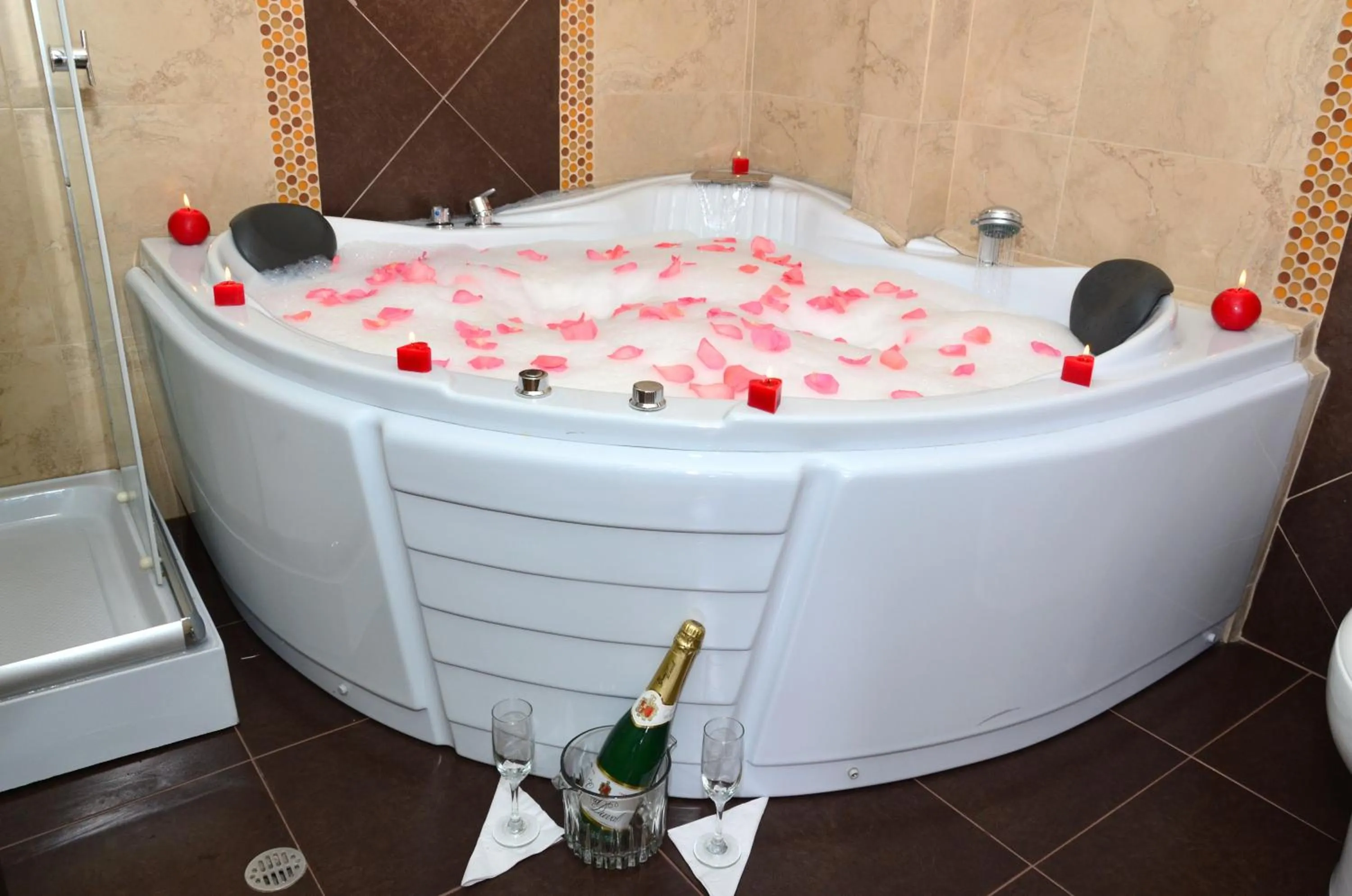 Hot Tub in Kuna Hotel