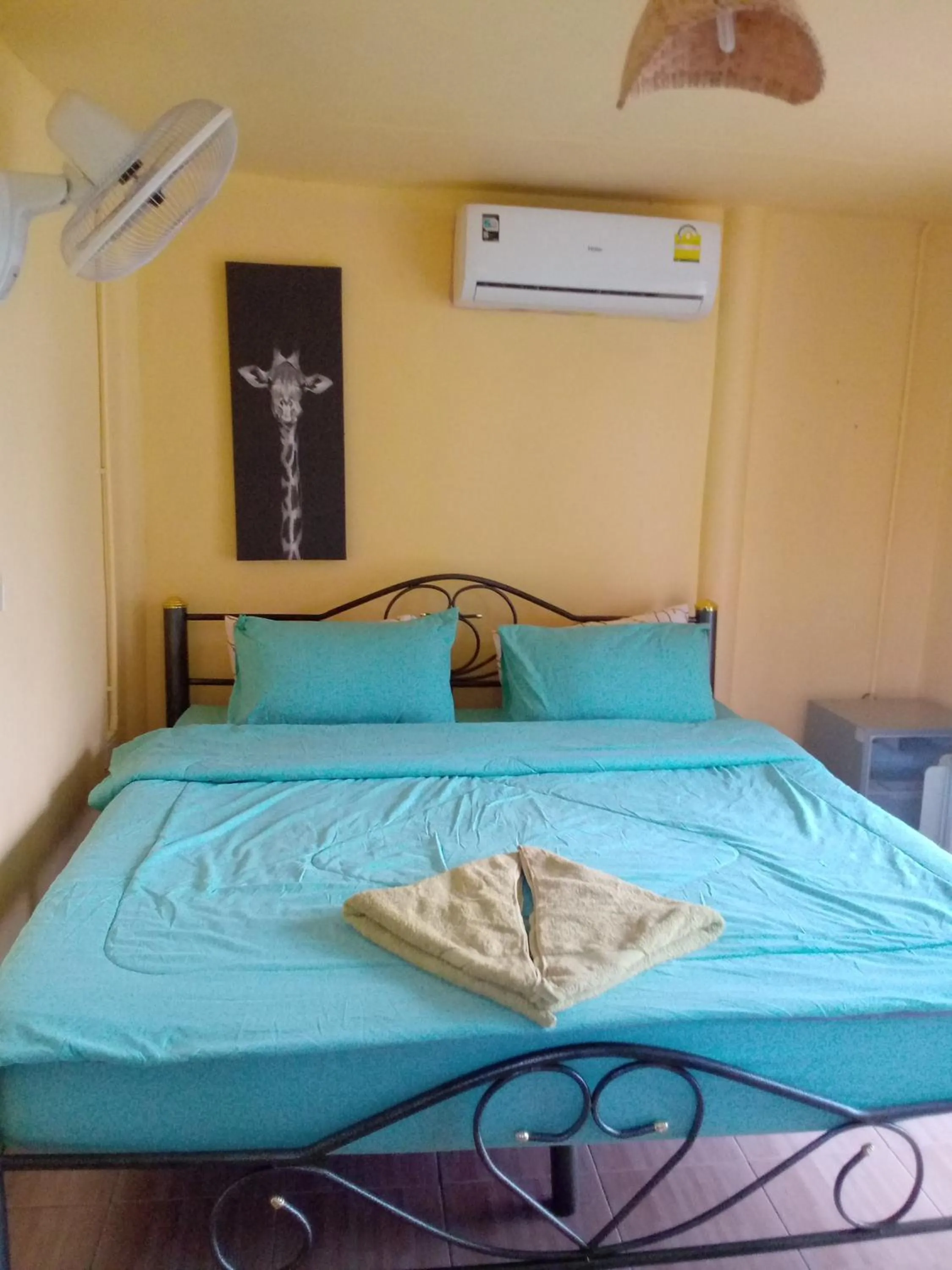 Bed in Miss You Beach Resort Koh Mak