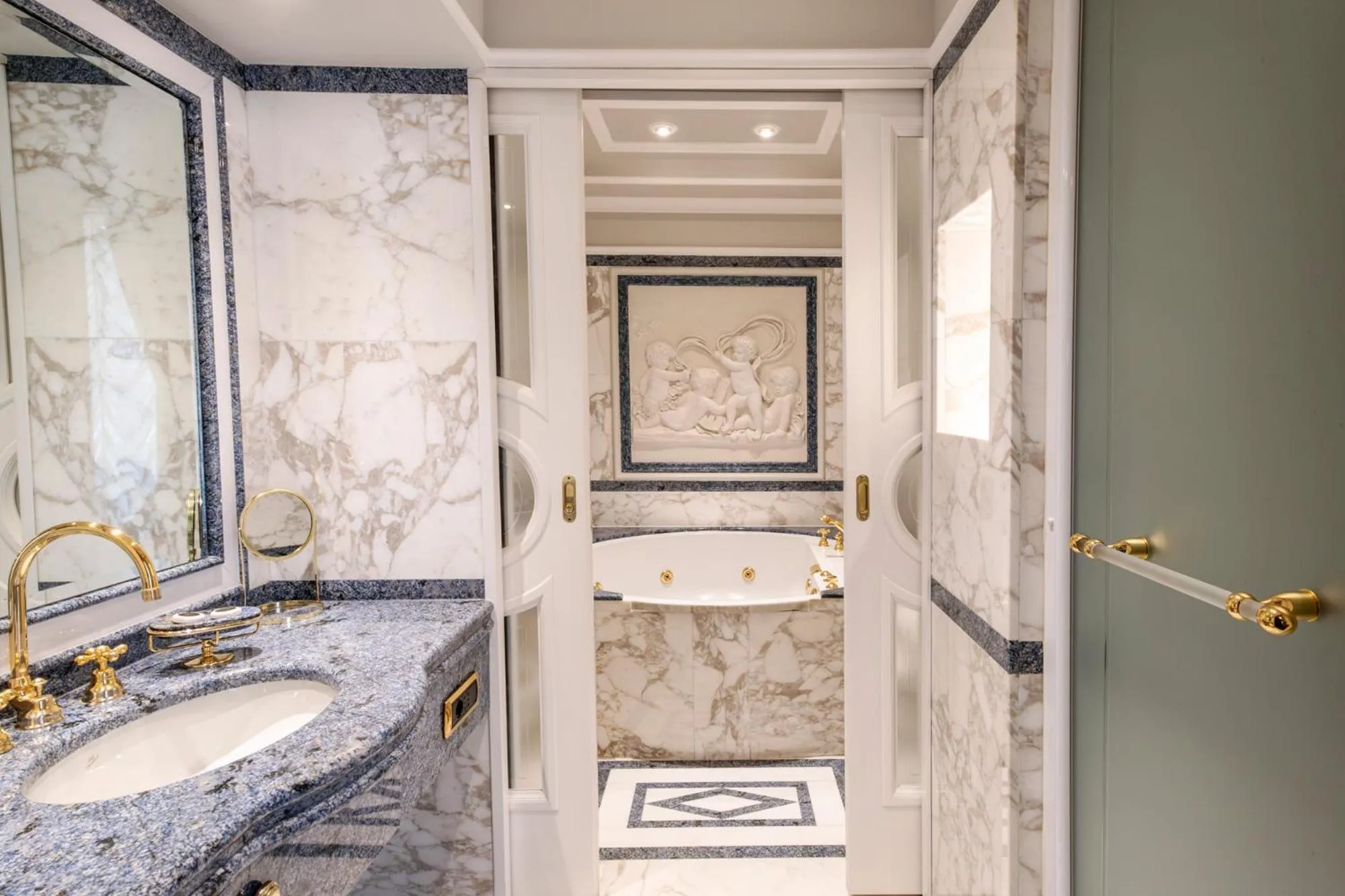 Bathroom in Grand Hotel Dino